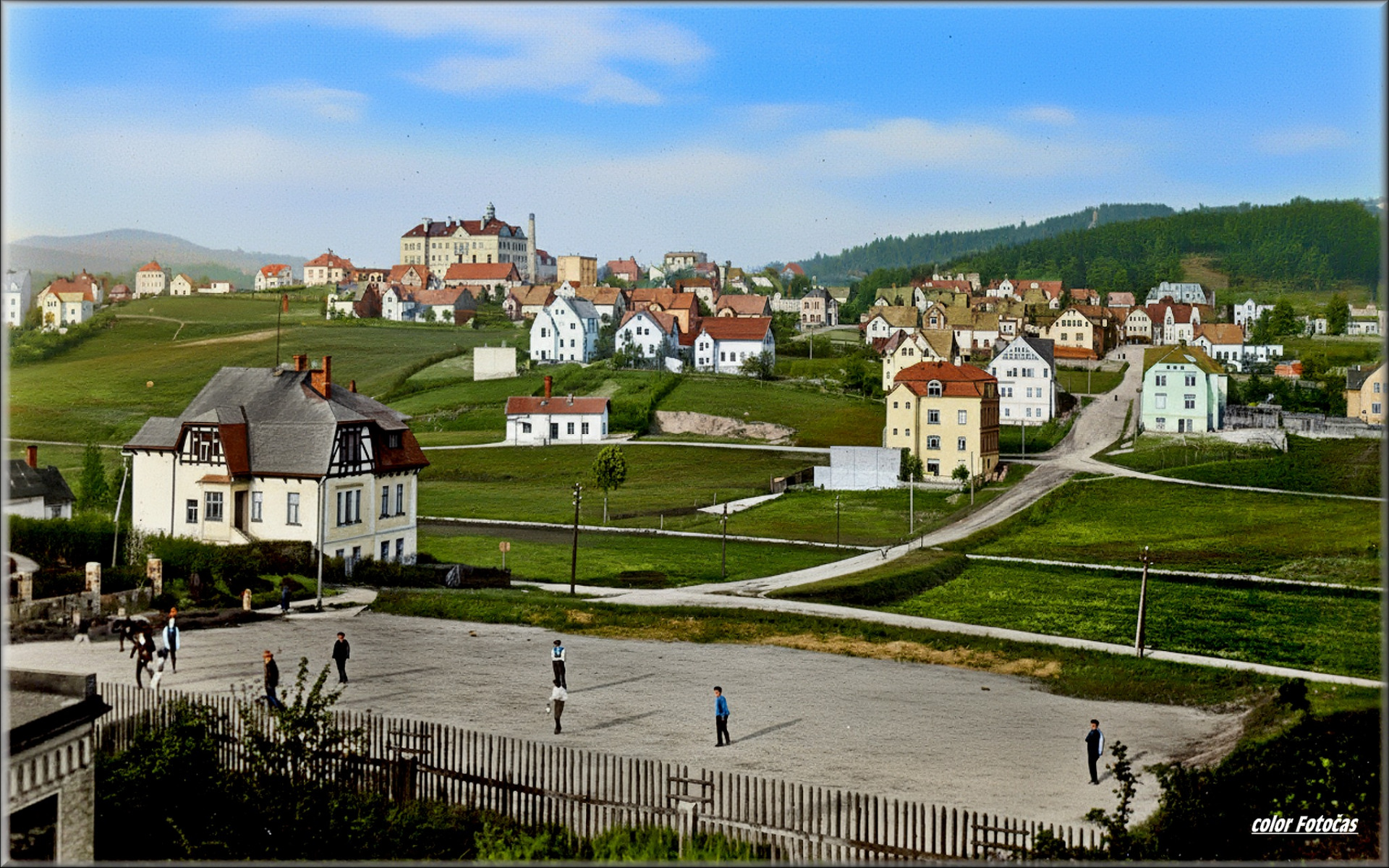 Vepředu křižovatka ulic Mozartgasse/Smetanova/ a Gutenbergstrasse/ Mánesova ul. Na pozadí na kopci škola v Prinzintzgasse z. r. 1914 – původní název oblasti „Ober-Gablonz“/nyní „Šumava“/“.  color Fotočas Mirek 