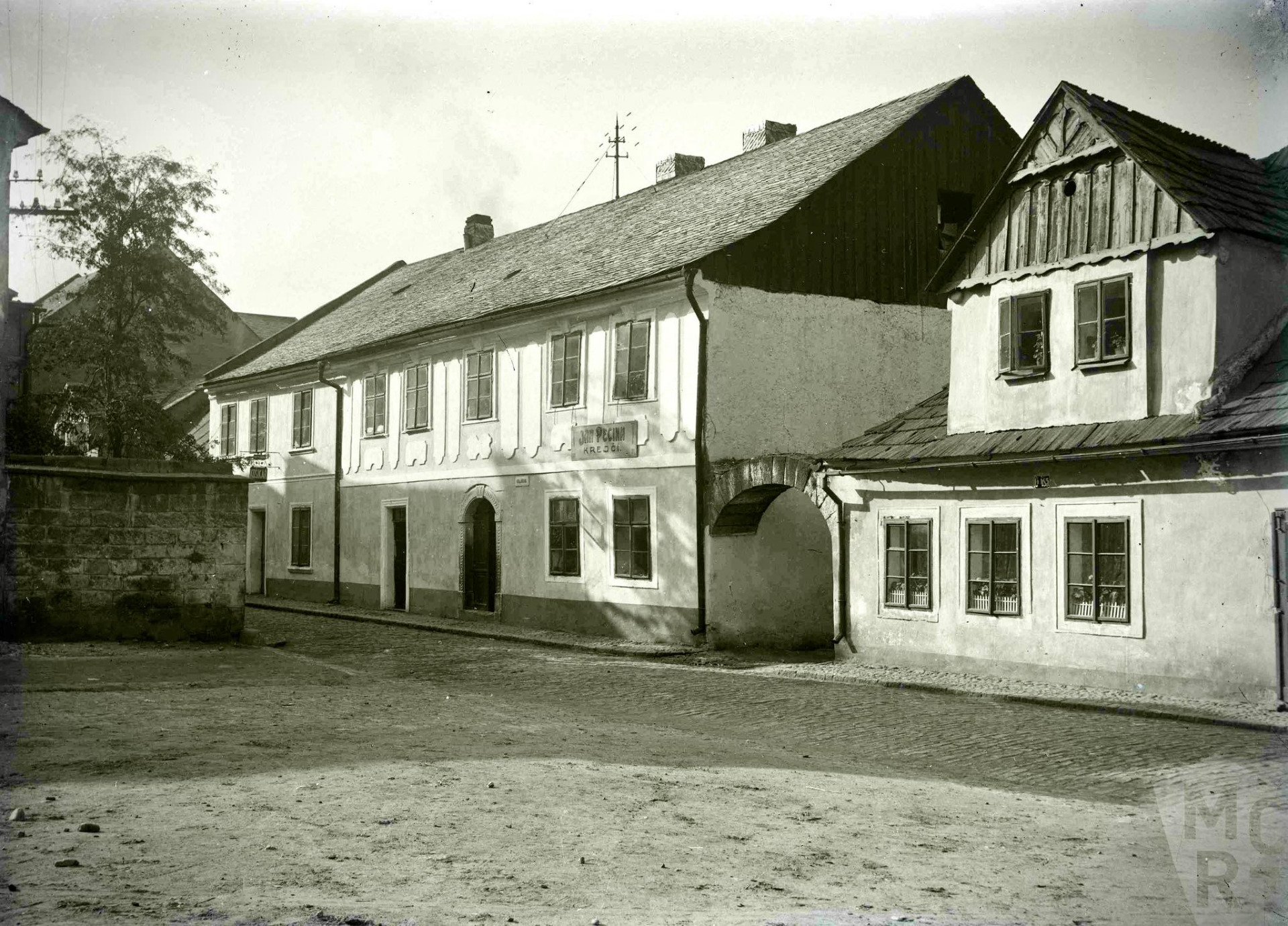 Turnov - Trávnice, Krajířova ulice. Dům čp. 174 – František Hoffmann (košíkář), Jan Pecina (krejčí), dům čp. 485. 10. léta 20. století Zdroj: Muzeum Českého ráje v Turnově