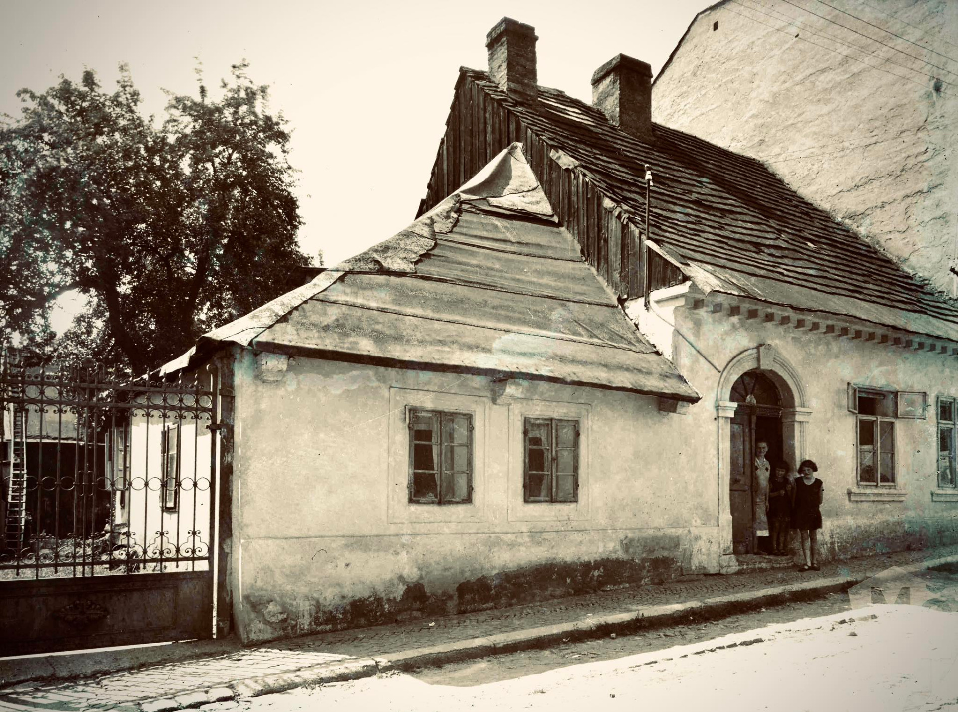 Turnov. Tázlerova ulice. Dům čp. 255 – dle majitelů nazýván Neškrdův. 20. léta 20. století. Zdroj: Muzeum Českého ráje v Turnově