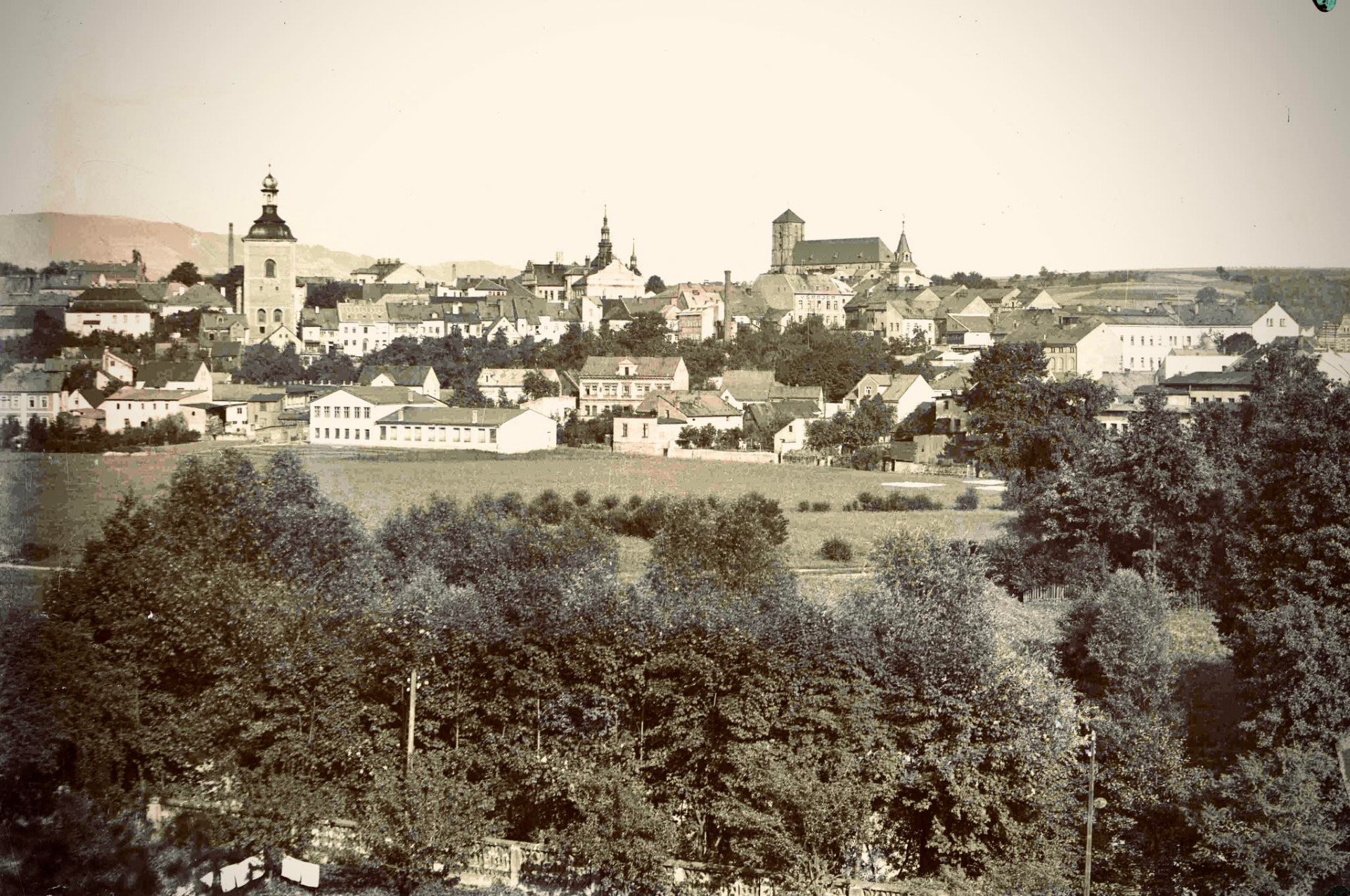 Celkový pohled na město z nádražního předměstí. V popředí unikátní pohled na nezastavěná Luka. Turnov 1923. Zdroj: Muzeum Českého ráje v Turnově