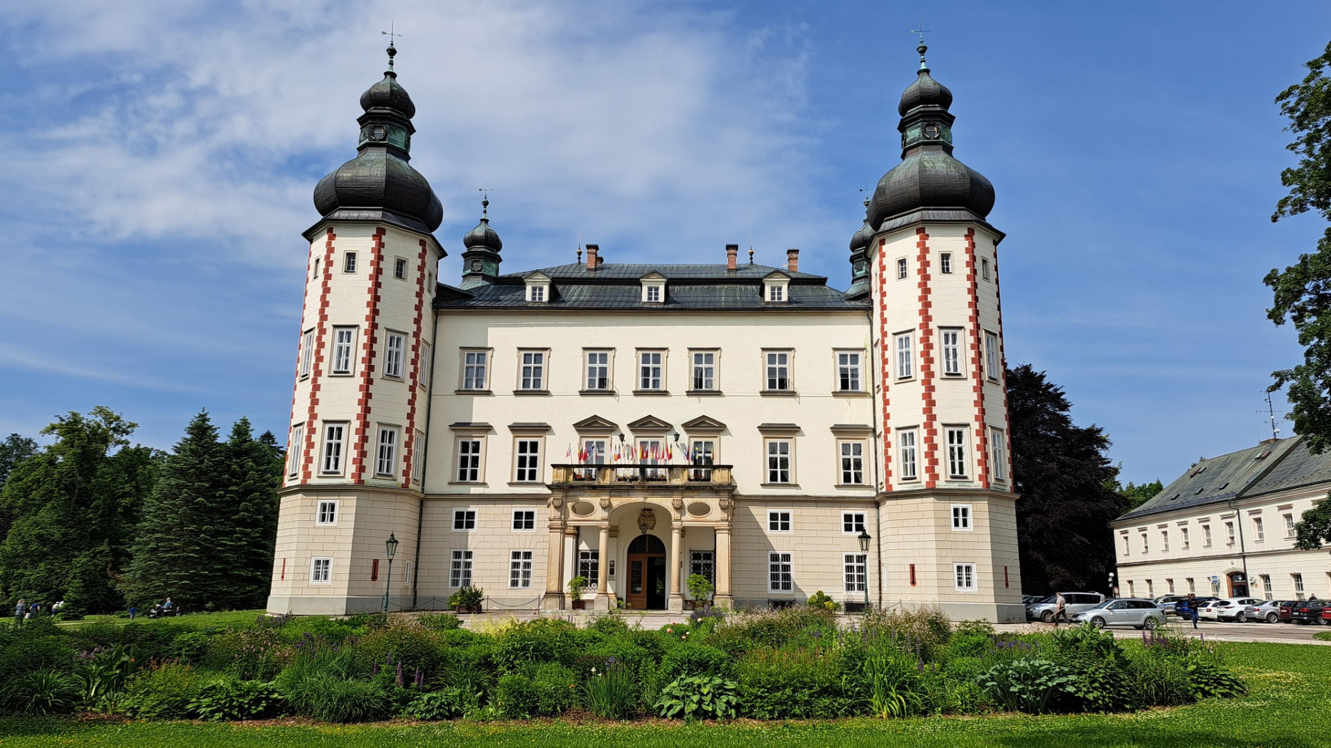 V červnu 2025 jsem navštívil. Krásný zámek (nyní městský úřad) i park. (foto Jiří Peterka)