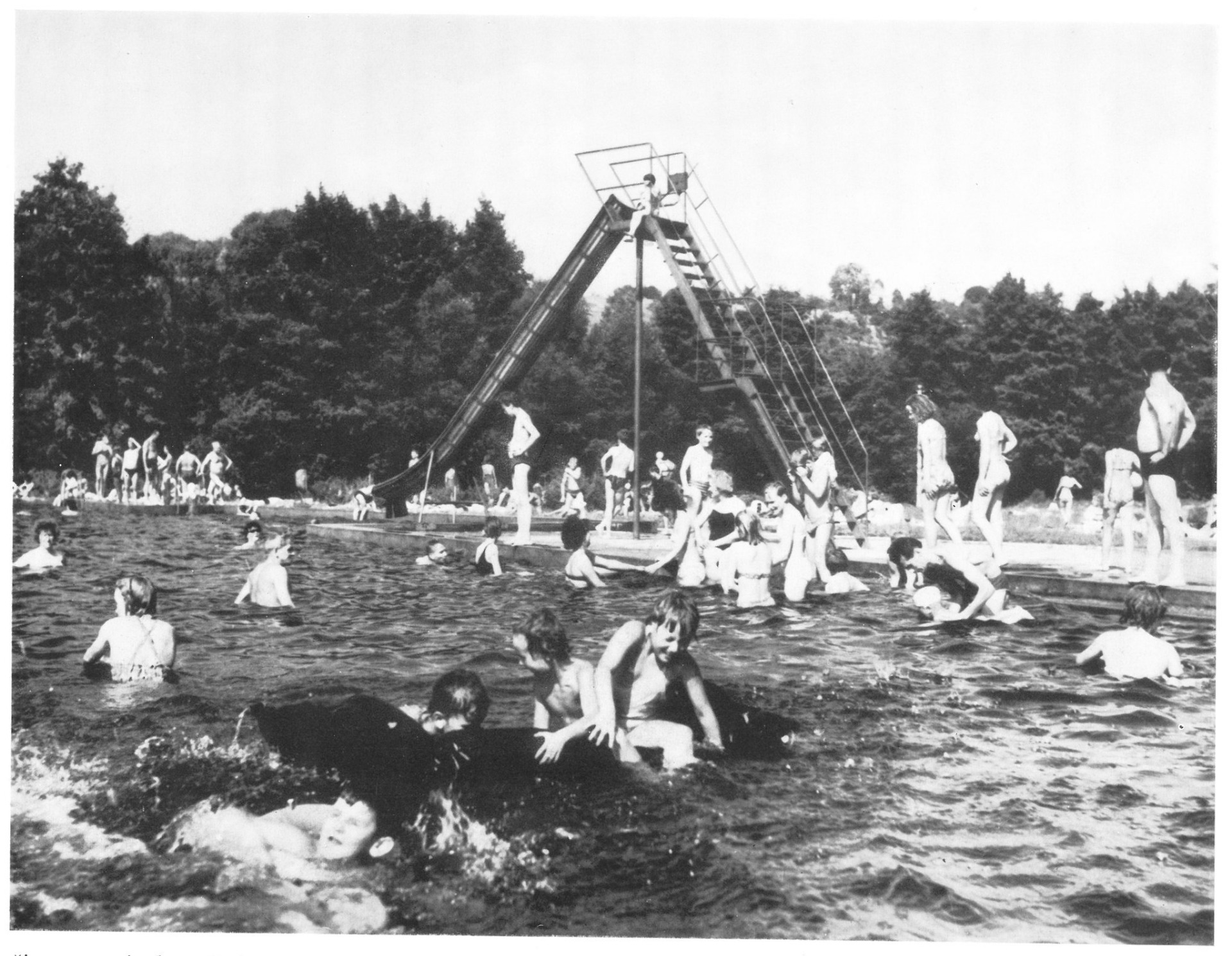 Tentokrát se opět podíváme na koupaliště v Dolánkách. Tato fotografie je z poloviny 60. let 20. století a zachycuje život na tenkrát novém koupališti, na které mnoho obyvatel Turnova stále hodně vzpomíná. 🙂  Zdroj: kniha „700 let města Turnova“