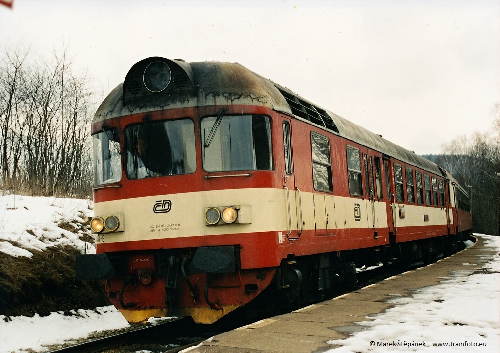 Na zastávce Rádlo mezi Turnovem a Libercem zastavil osobní vlak Os 5412 (Jaroměř - Liberec) vedený motorovým vozem 852.010-8 (v. č. 70303 z roku 1969) patřícím depu Hradec Králové. Vůz byl v srpnu 2004 přistaven na rekonstrukci a do půlky ledna 2005 byl přeměněn na 854.210-2 „Renátka“. 2. března 2002 © Marek Štěpánek photo