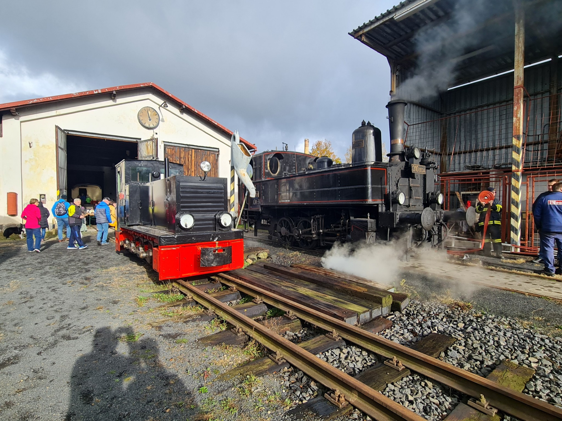 Parní lokomotiva 310.0134 společně s úzkorozchodnou lokomotivou T36.002 před frýdlantskou výtopnou...18.10.2025