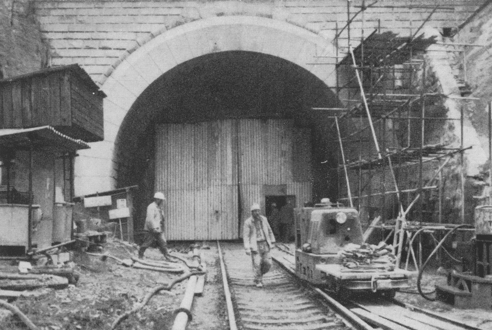 Drážní domek u oldřichovského tunelu. Vpravo je vidět ubikace a kanceláře Železničních staveb v době opravy tunelu. Ubikace dnes již nestojí, domek slouží k bydlení. Zdroj: Archiv pana Ladislava Crhy.
