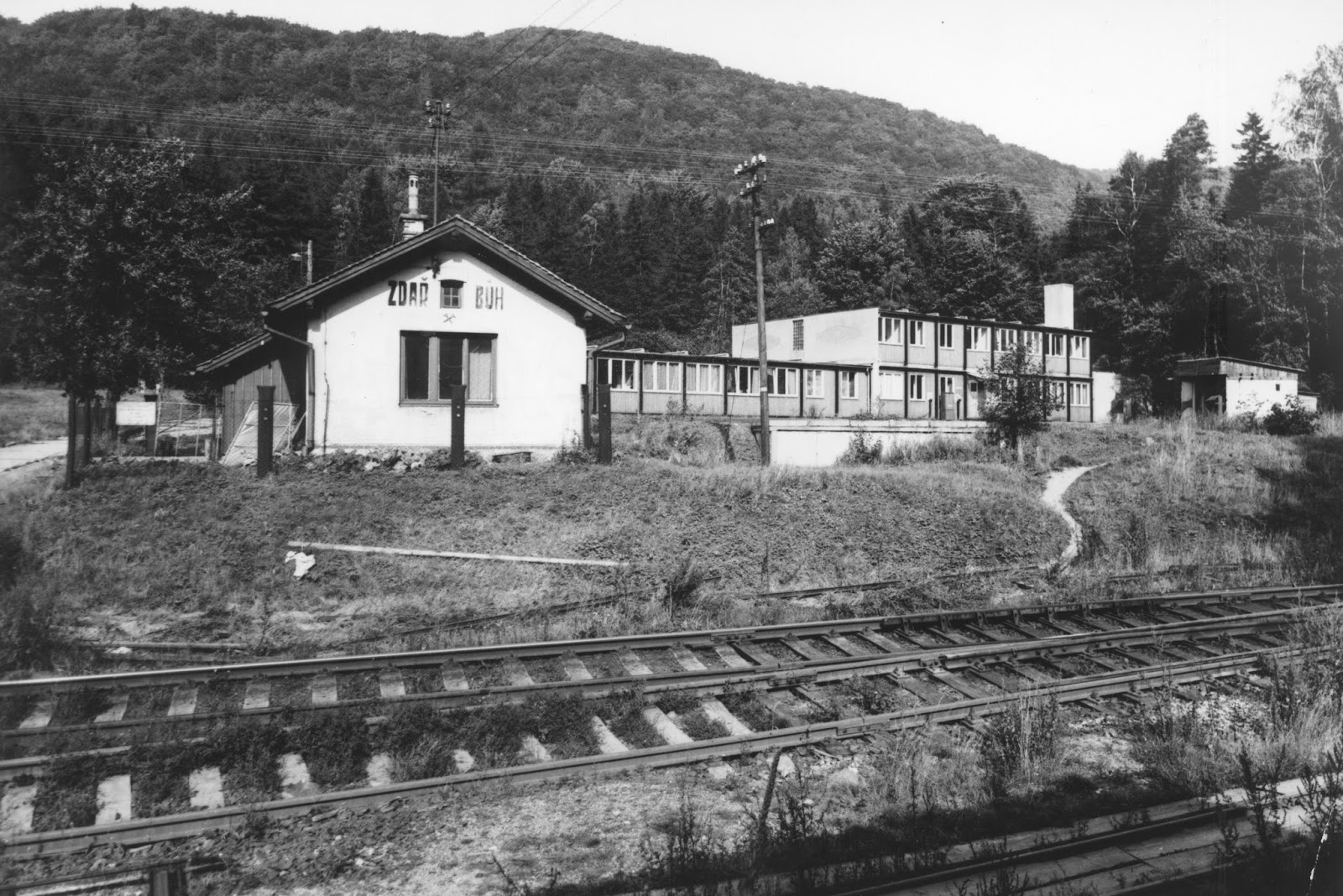 Drážní domek u oldřichovského tunelu. Vpravo je vidět ubikace a kanceláře Železničních staveb v době opravy tunelu. Ubikace dnes již nestojí, domek slouží k bydlení. Zdroj: Archiv pana Ladislava Crhy.
