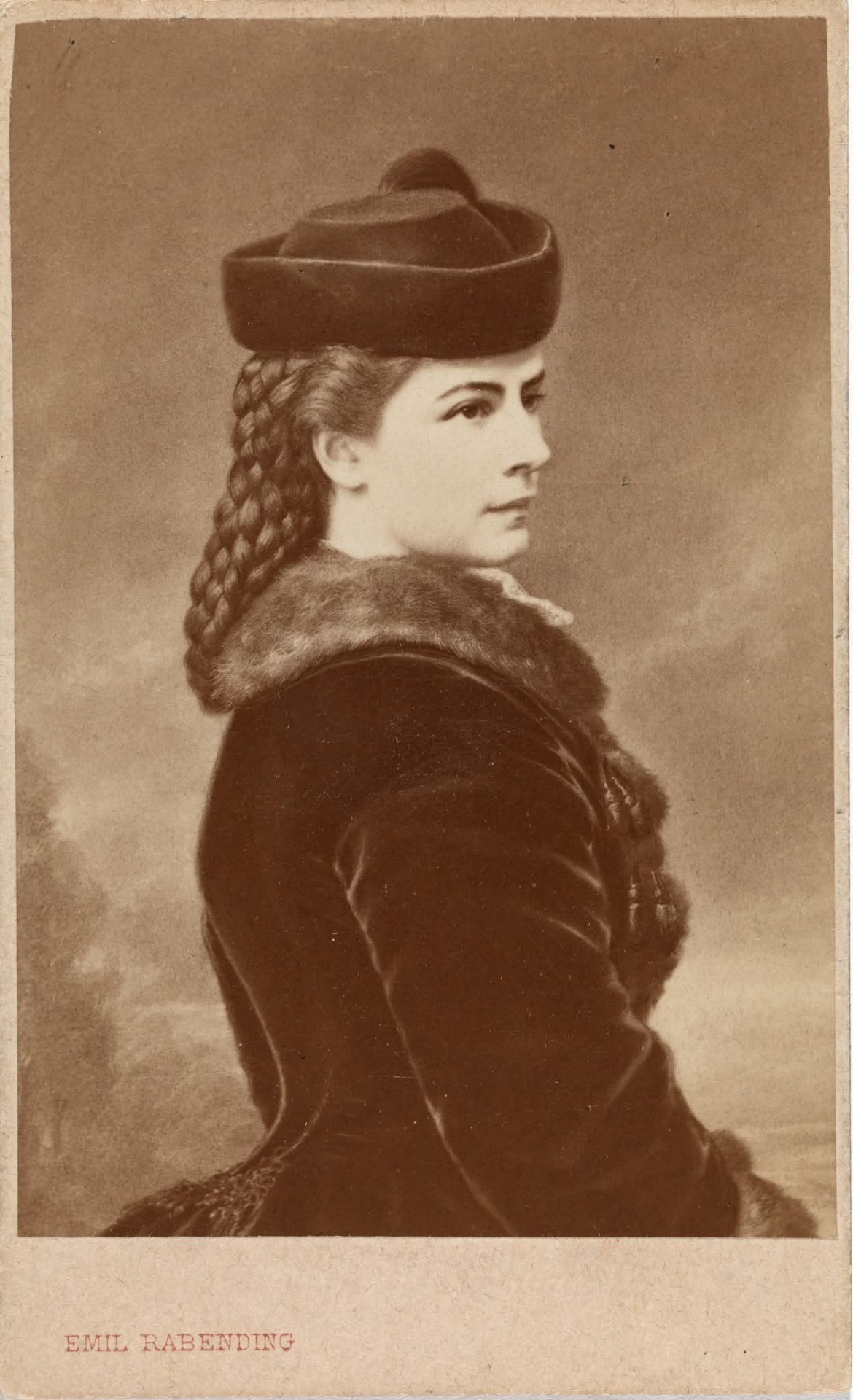 Rakouská císařovna Alžběta (Elisabeth), cca 1878-1879 Zdroj: Emil Rabending (Photographer), Kaiserin Elisabeth von Österreich-Ungarn (1837-1898), 1878–1879,