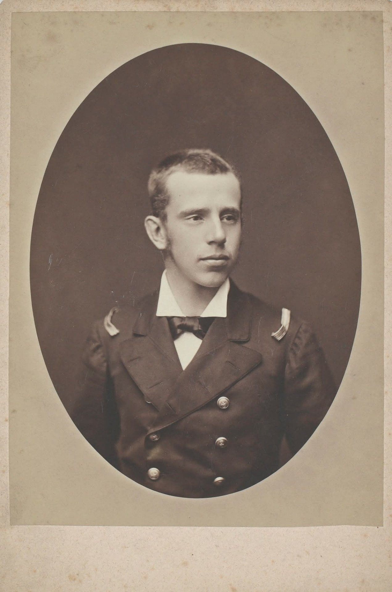 Korunní princ Rudolf, cca 1878-1879 Zdroj: Rudolf Krziwanek (Photographer), Kronprinz Rudolf von Österreich-Ungarn (1858-1889), around 1878–1879, Wien Museum Inv.-Nr. 58301,