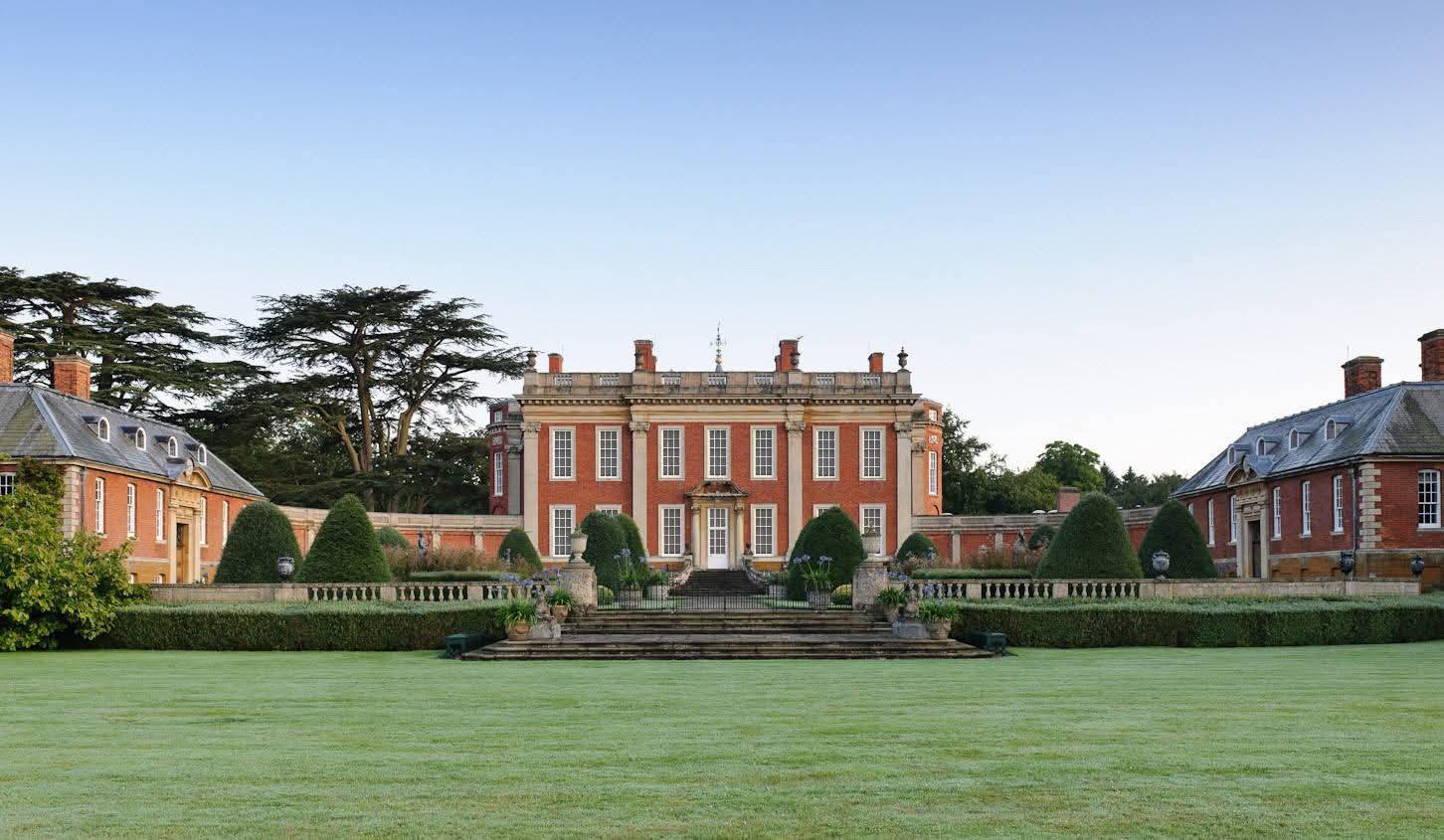 Cottesbrooke Hall, který bývá někdy označován jako zámeček či honitba. Nachází se v hrabství Northamptonshire v Anglii, asi 10 mil (16 km) severně od města Northampton, poblíž vesnice Creaton.