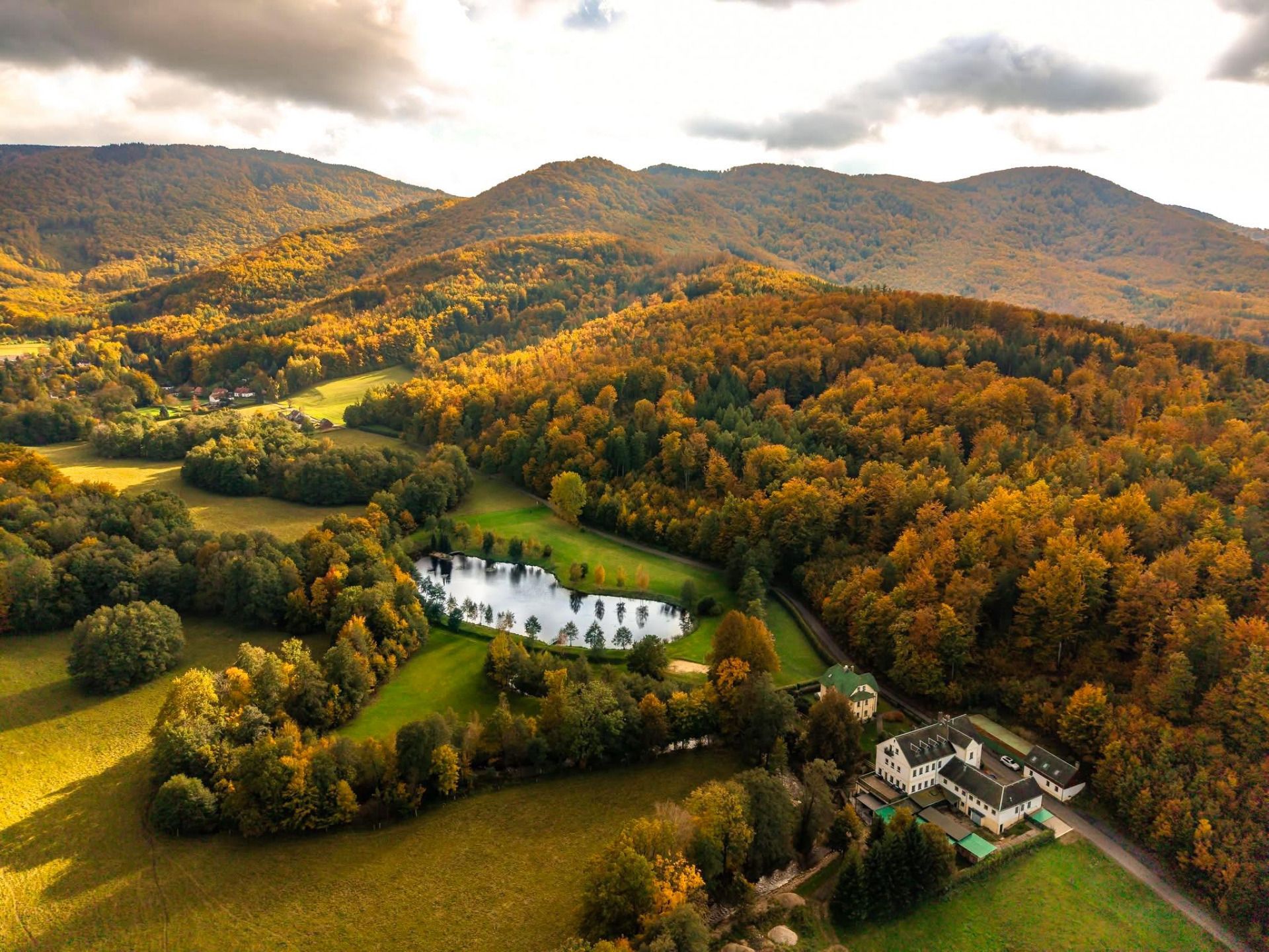 Jizerské hory ... meandr Bílého Štolpichu s jezírkem Malý Štolpich a Hubertem ( Jizerskohorské bučiny ).