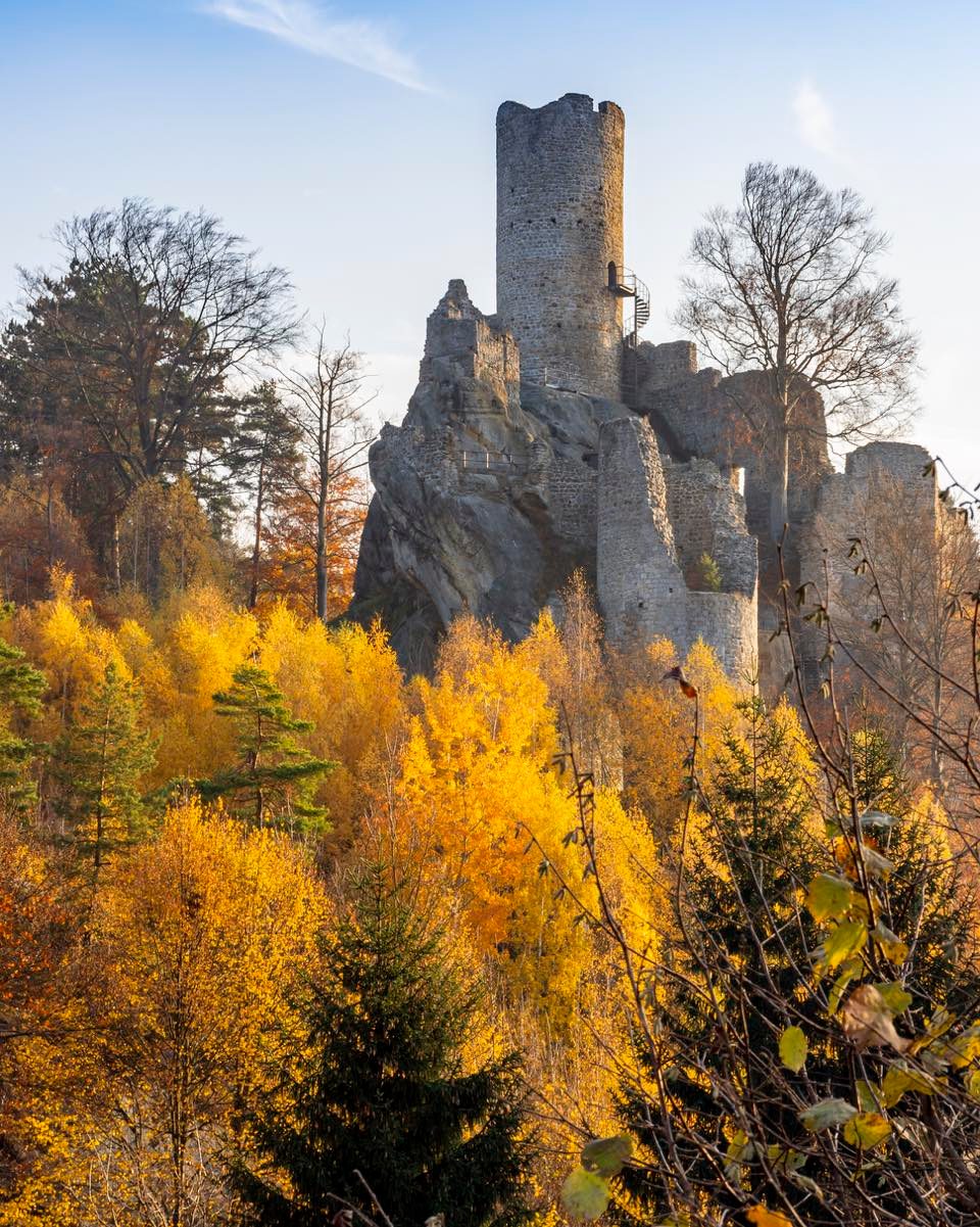 Hrad Frýdštejn patří k nejmalebnějším zříceninám severních Čech. Tyčí se na skalním ostrohu vysoko nad Jizerou a dodnes je z jeho válcové věže nádherný výhled na krajinu Českého ráje. ❤️  Založen byl pravděpodobně ve 14. století pány z Bibrštejna a jeho historie sahá až k husitským válkám. Mimochodem, věděli jste, že se tu natáčela pohádka O princezně Jasněnce a létajícím ševci? 😍  📸 fotobanka SDMB