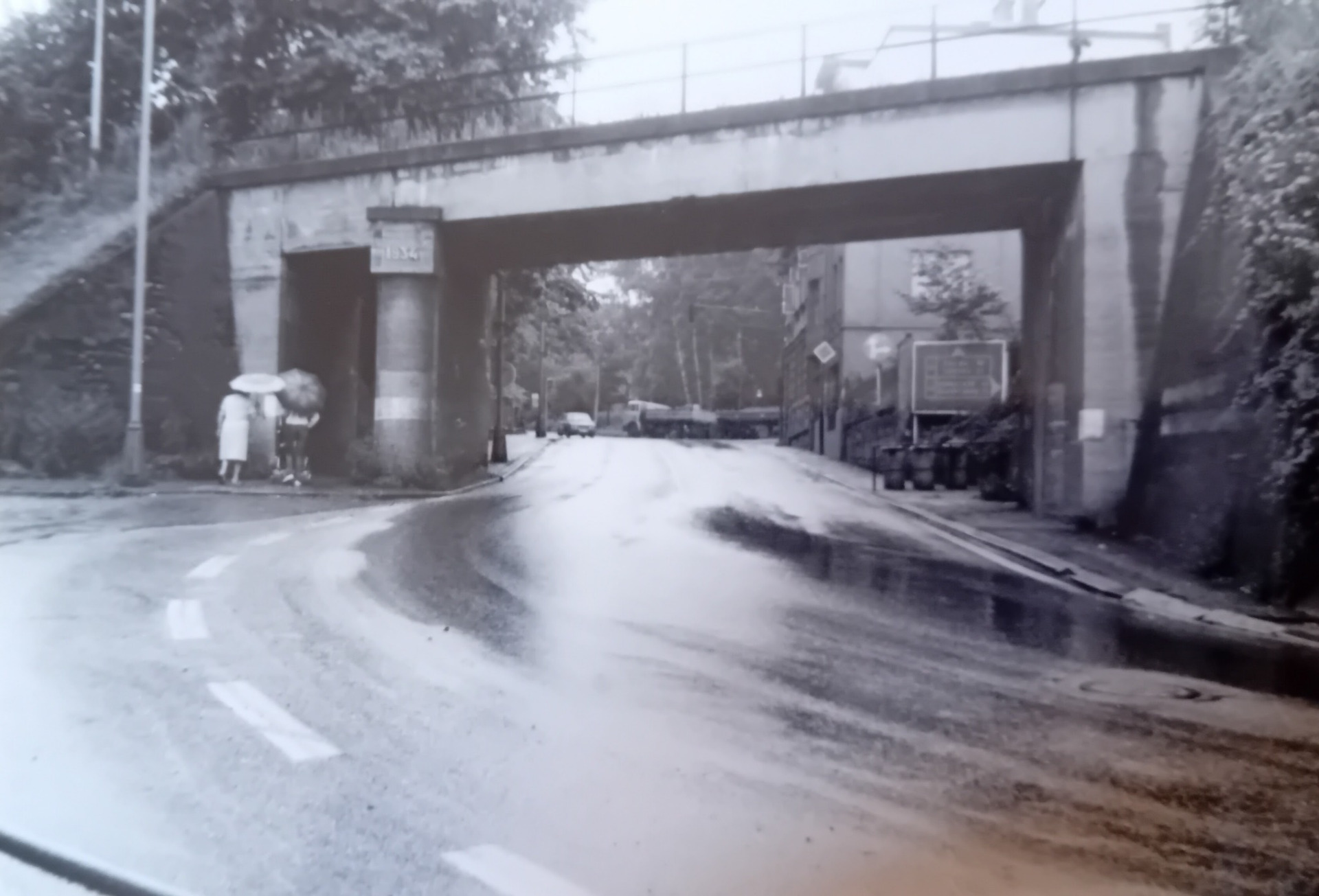 Železniční viadukt z roku 1934 na trati od Dolánek k turnovskému nádraží ... nad ním je ještě původní křižovatka staré silnice od Hrubého Rohozce , dnes v těchto místech je postavena nová okružní křižovatka . (archiv Bohumil Přikryl)