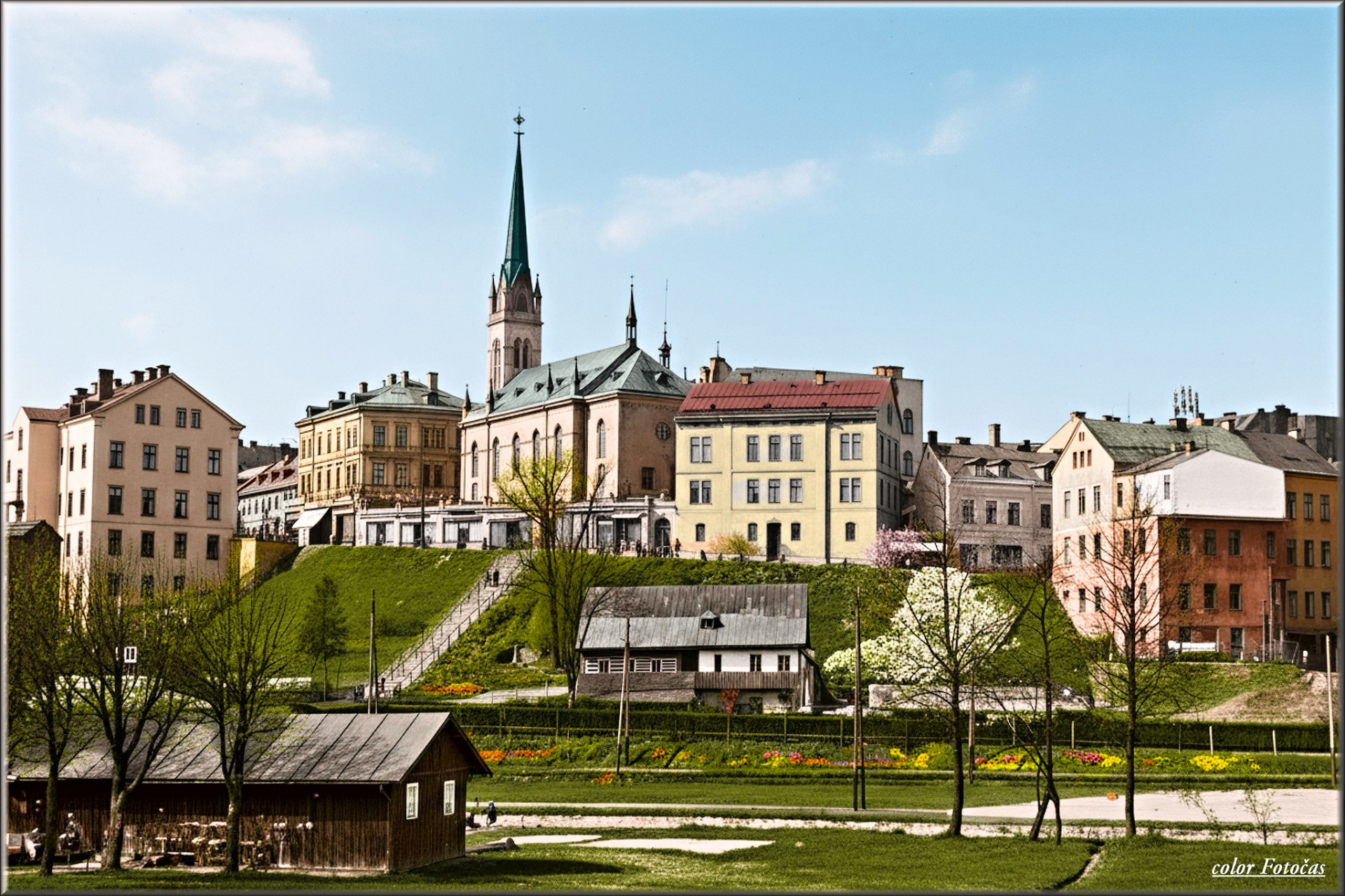Obrázek po roce 1892. Evangelický kostel v podobě z r. 1892 kdy byl celý přestavěn na návrší tehdy zv. "Schrammelberg". Vepředu prostor tehd. Wiesengasse/Luční ul./ zv. "Ovocný trh.  color