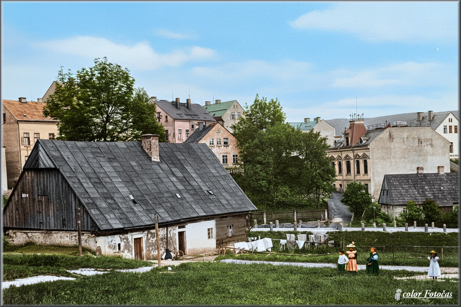 Starý dřevěný domek původního Jablonce čp. 38 "Bäckwenz-Haus". Místo budoucího divadla postaveného r. 1906/7. Vpravo na rohu tehd. Nadlergasse/ Jehlařská/ s původním domkem čp. 25.".  color Fotočas Mirek