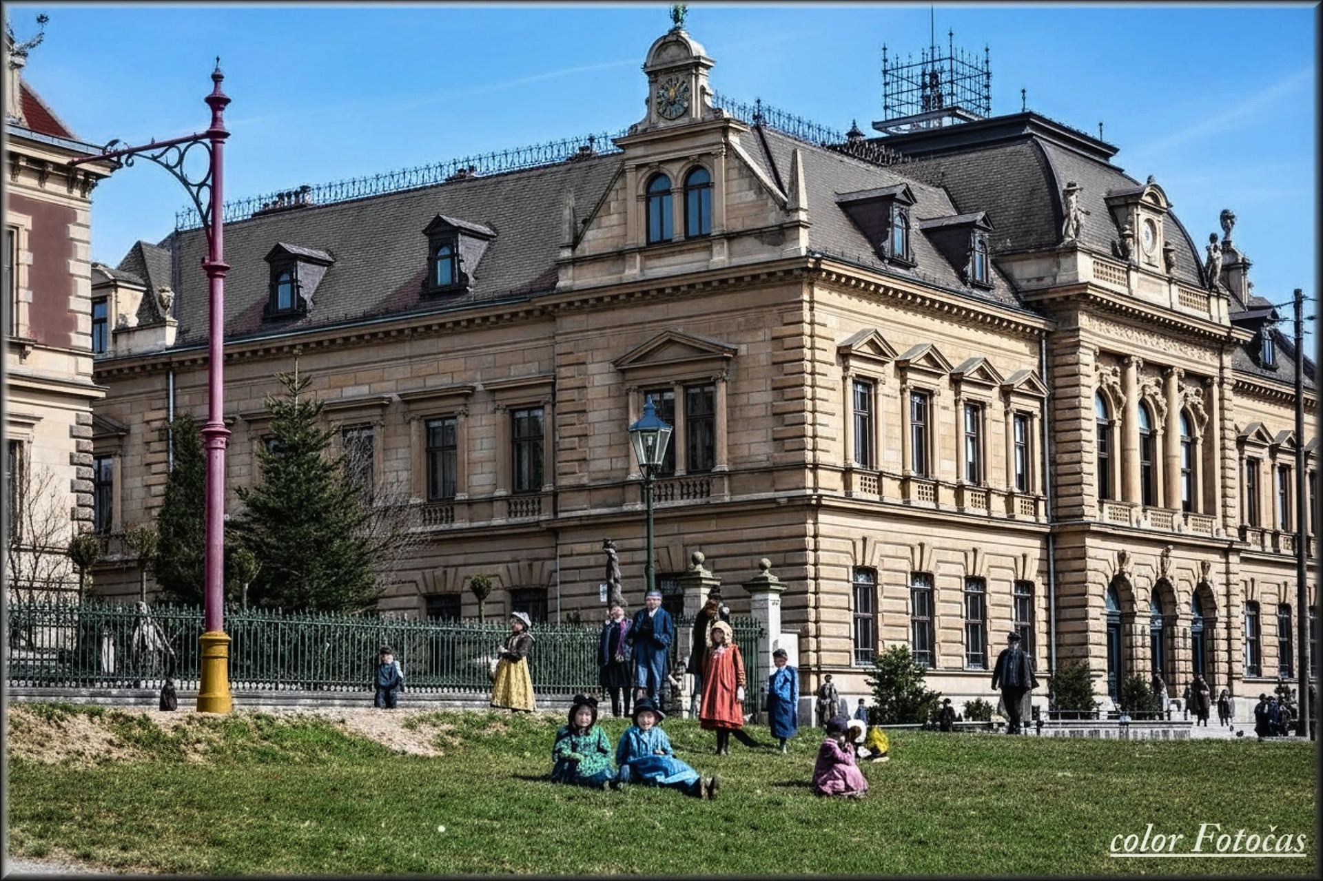 Jde o Libereckou ulici v Jablonci nad Nisou a novou budovu jablonecké pošty z roku 1892. Na místě louky bylo v letech 1906–1907 postaveno městské divadlo.  color FoFotočas Mirek