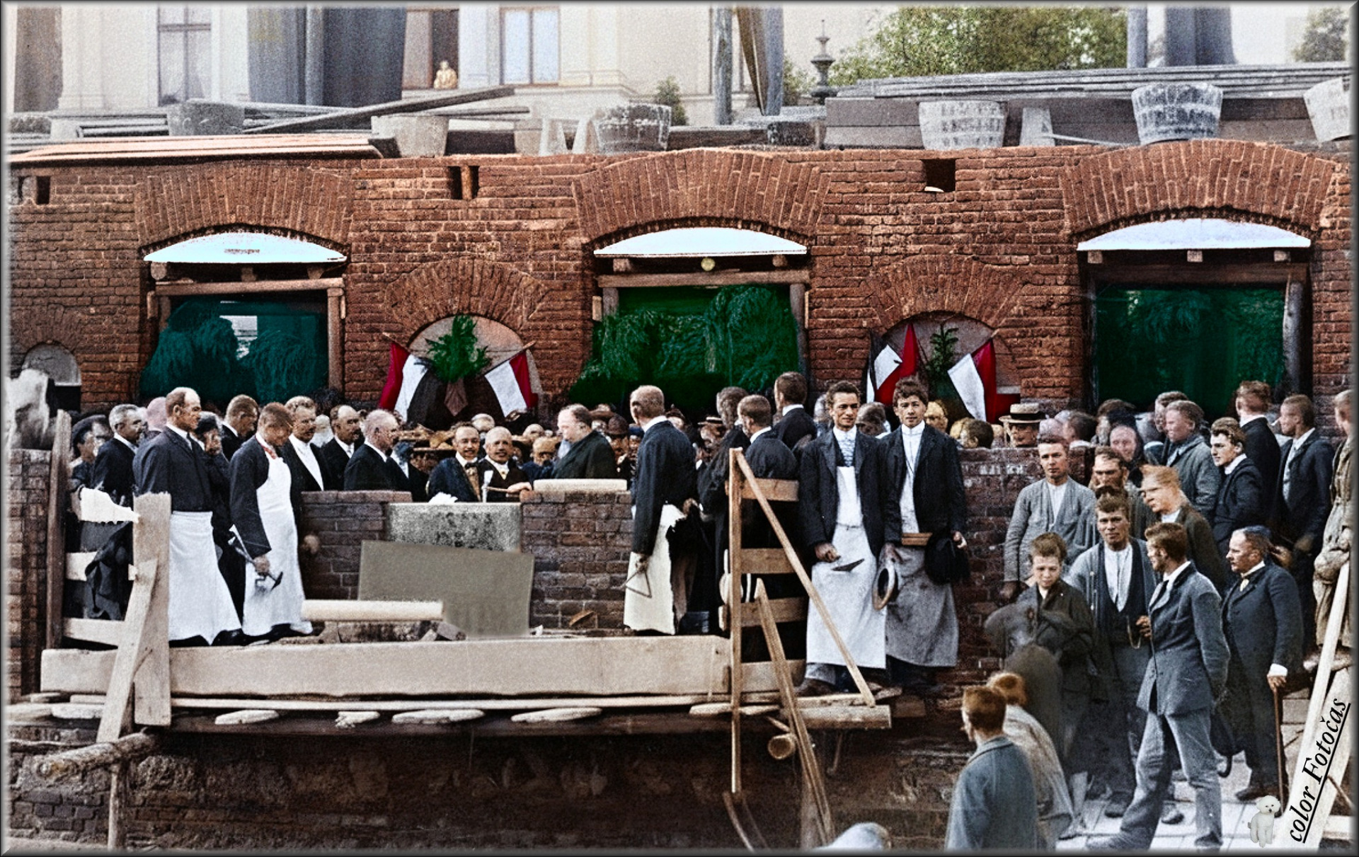 Slavnostní položení základního kamene ke stavbě divadla 18.8.1906 za účasti představitelů města." / původně stavba započata v červnu 1906 /  color Fotočas Mirek