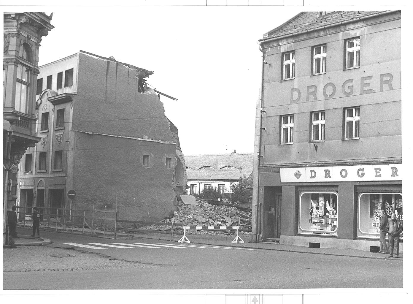 Občas v našem archivu najdeme opravdu skvosty!  Demolice domu, kde nyní stojí Obchodní dům Sever  (archiv Enjoy Frýdlant)