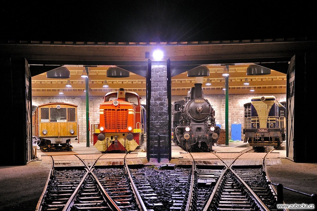 Plánujete podzimní prázdniny na horách? Máme pro vás tip! Navštivte Muzeum ozubnicové dráhy a Výtopnu v Kořenově 😊 Obě expozice jsou po dobu podzimních prázdnin (od soboty 25. do úterý 28. října) otevřeny každý den od 10 do 17 hodin 🕙➡️🕔 V Muzeu se dozvíte zajímavosti o výstavbě, provozu a funkci této jedinečné ozubnicové trati a ve Výtopně vám průvodce ukáže historická železniční vozidla, z nichž většina je stále funkčních 