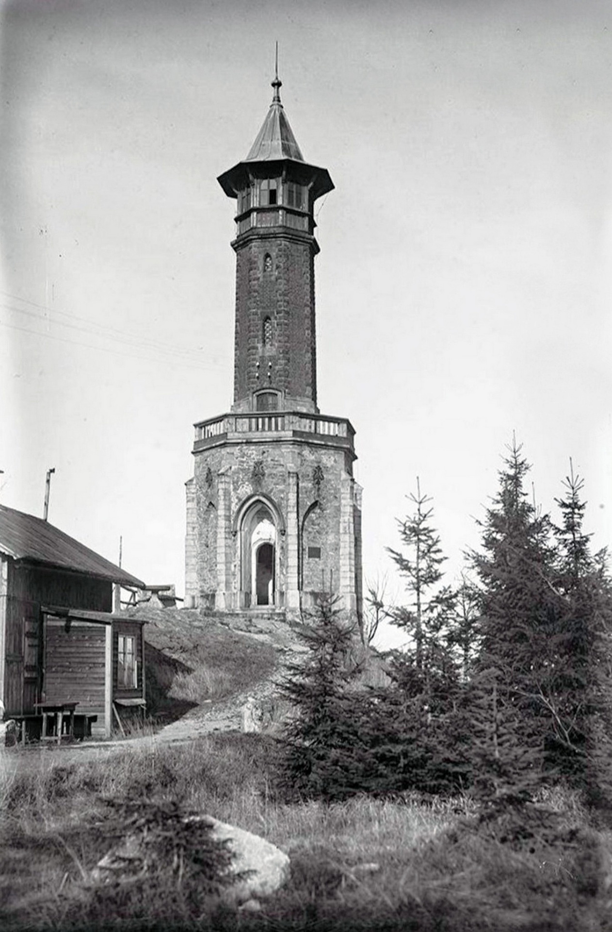 Rozhledna Štěpánka - 1946 Kamenná novogotická rozhledna Štěpánka na vrchu Hvězda (959 m.n.m.) na Příchovickém hřebeni je nejstarší rozhlednou v Jizerských horách. Pojmenování připomíná arcivévodu Štěpána, který tu pobýval při dohledu na stavbu Krkonošské silnice. Rozhledna se počala stavět již roku 1847, ale stavební činnost záhy ustala a celá stavba byla dokončena až roku 1892. Při dostavbě byla k dolní 6 m části dostavěna štíhlá osmiboká věž z kombinace cihel a pískovce. Výška rozhledny je 24 m a výhled z ní je opravdu krásný. Jsou odtud vidět západní Krkonoše, údolí Desné a Kamenice, roztroušená zástavba horských chalup až k přehradě Souš a hora Jizera v pozadí. (autor příspěvku J.Peterka)