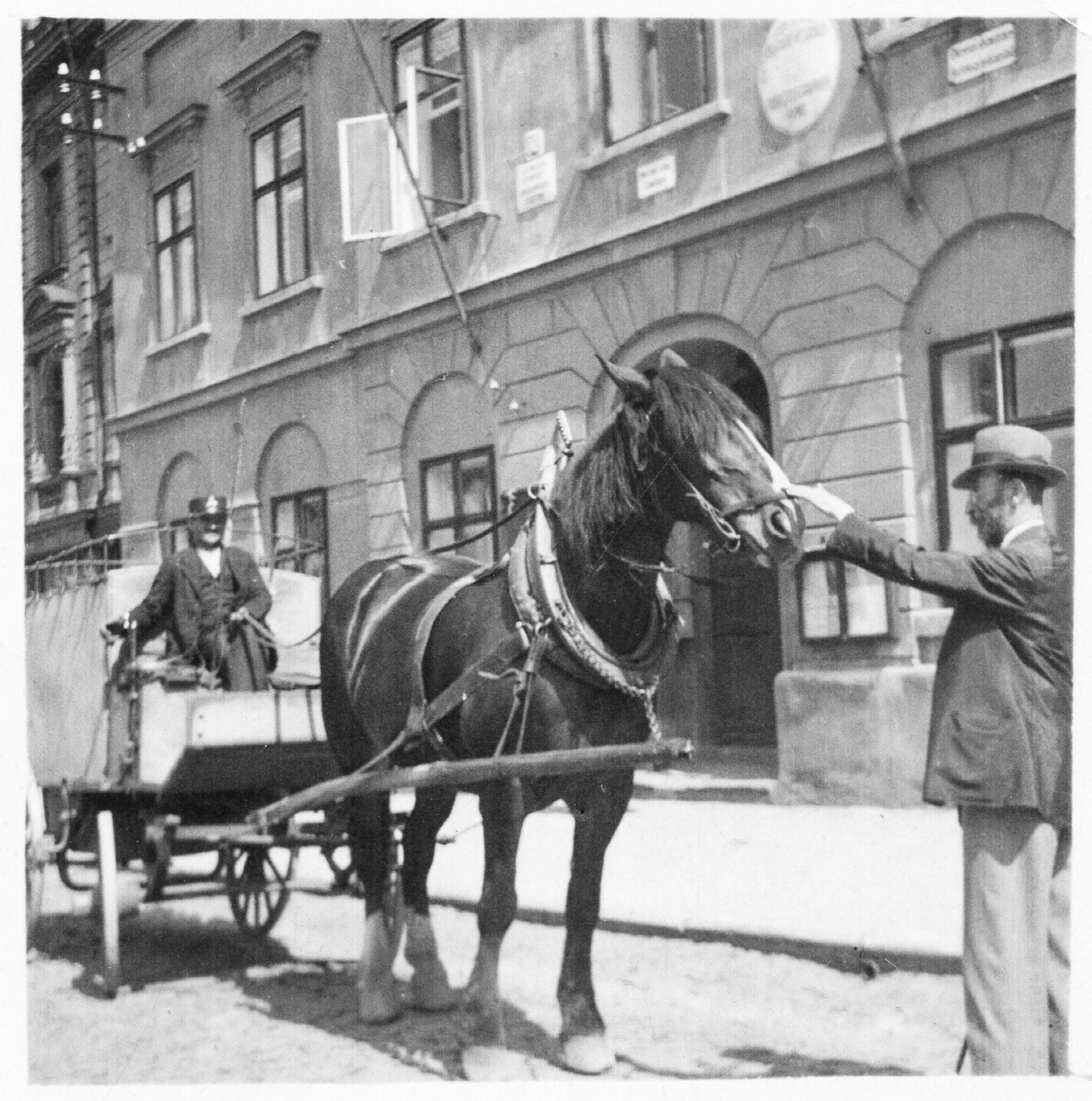 Koňský povoz před budovou dnešního Městského úřadu 17.8.1935 (archiv Lukáš Vaník)