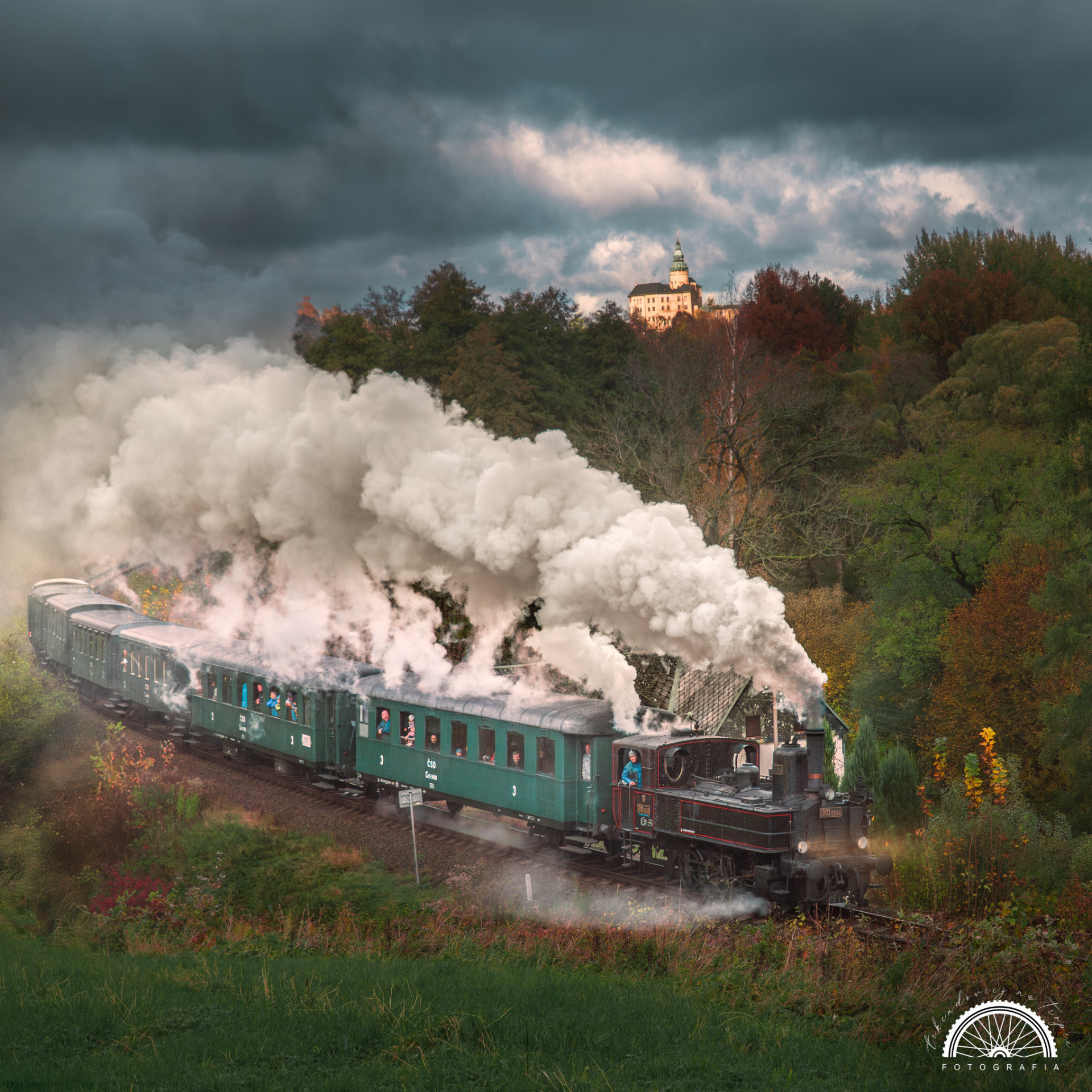 150 let železniční trati Liberec - Frýdlant - Žernousy a občasná jízda retro vlakem vedeným českou parní lokomotivou 310.0134 z roku 1913, známým také jako Kafemlejnek (Mlýnek na kávu), Nazdárek (Dobré ráno) a Matilda Zámek Frýdlant na obzoru... (archiv Łikendowicz na tropie - Fotograf)