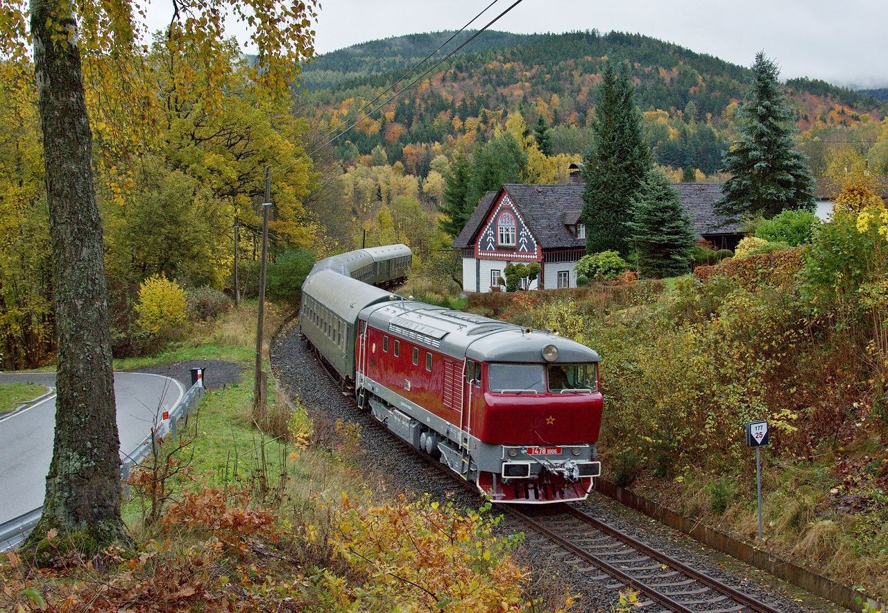 749.006 v čele mimořádné soupravy na požadavek filmové produkce. Novina 26.10.2025. (foto Jablečňák Filip)