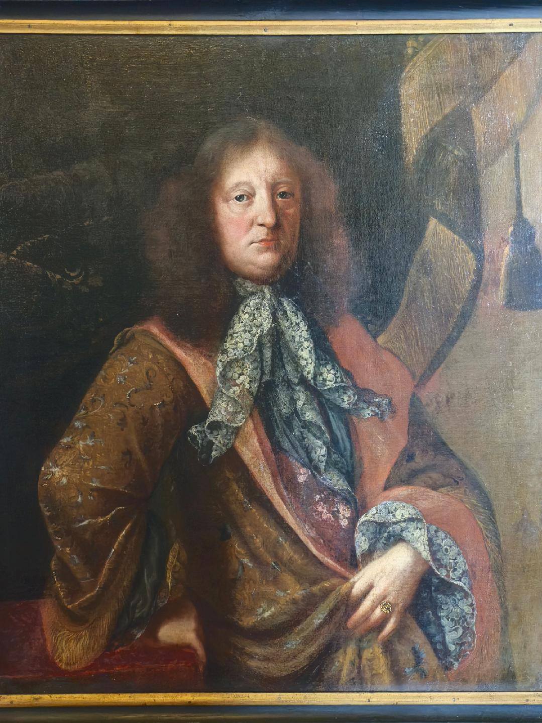 Vzácný poklad frýdlantské hradní obrazárny - portrét hraběte Jana Petra Straky. Obraz má výraznou kompoziční typiku pozdního baroka - honosný oděv s bohatě vyšívanou látkou, krajkový šátek a prsten s kamenem. Portrét je nejen uměleckým dílem, ale i tichým svědkem doby, kdy šlechetnost měla trvalou hodnotu. Strakovo jméno tak dodnes žije nejen na mapě Prahy, ale i v české paměti jako symbol vzdělanosti a mecenášství. Obraz byl oficiálně rozmnožen a publikován v roce 2015 u příležitosti výstavy k 370. výročí narození hraběte Straky