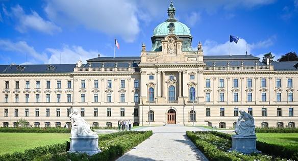 Hrabě Jan Petr Straka počítal, že jeho rod může vymřít a v případě, že by se tak stalo, učinil poslední pořízení: všechny důchody z jeho fideikomisu (svěřeného statku) budou určeny pro postavení „Akademie pro cvičení a exercitia mládeže chudé stavu vyššího národu českého“. Jeho poslední vůle vešla v platnost rokem jeho úmrtí, tedy 1720. Postarat se o její uskutečnění měly stavy Království českého. Trvalo dlouho, než důchody ze Strakova majetku stačily na stavbu Akademie. Zodpovědní za realizaci Strakovy poslední vůle, tedy česká šlechta, začali odkaz naplňovat alespoň částečně. Potřebným šlechtickým rodinám se poskytovala studijní stipendia.