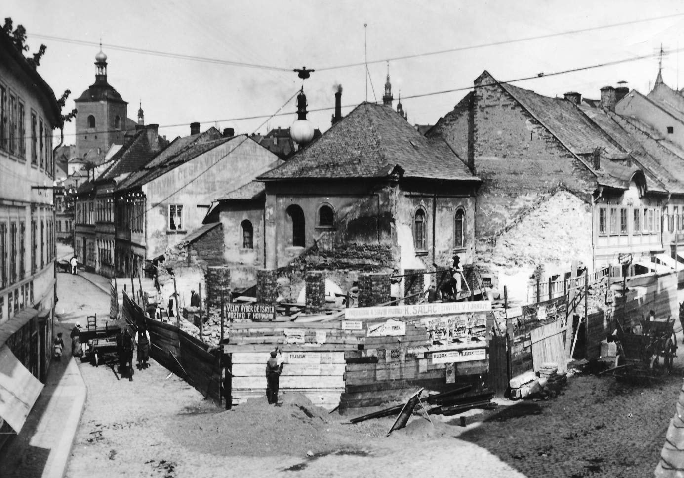 Dnes bychom se chtěli pochlubit jediným dochovaným snímkem celé budovy turnovské synagogy z doby přestavby domovního nároží v roce 1912.