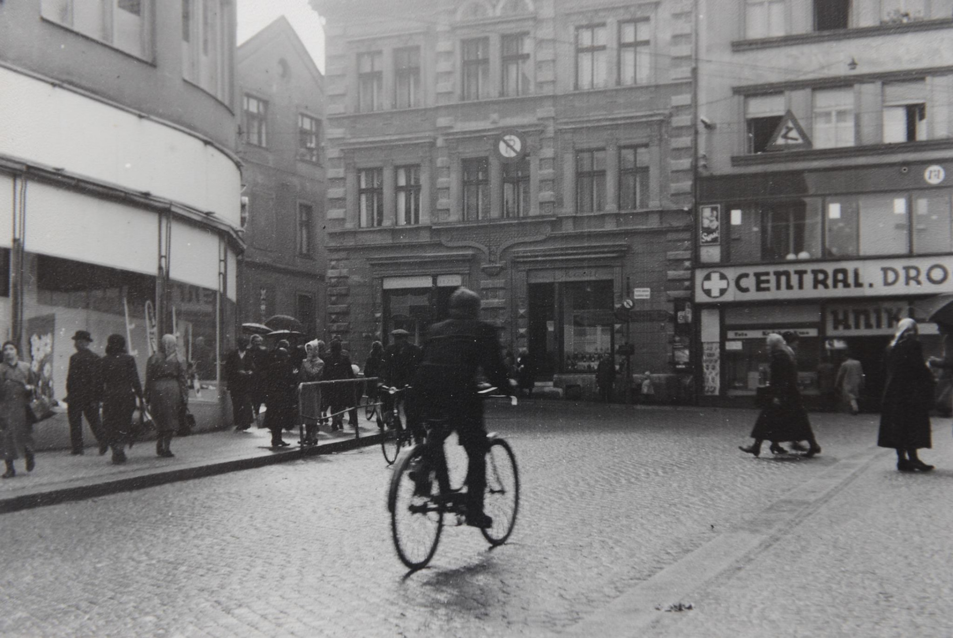 Vidíme nároží ulic Palackého, Hluboké a Sobotecké – křižovatku před obchodním domem Baťa po roce 1932. Všimněte si deštníků a pláštěnek v pozadí. ☔☂️💧 Báječné, co myslíte? 🤗 Zdroj: archiv Muzea Českého ráje v Turnově.
