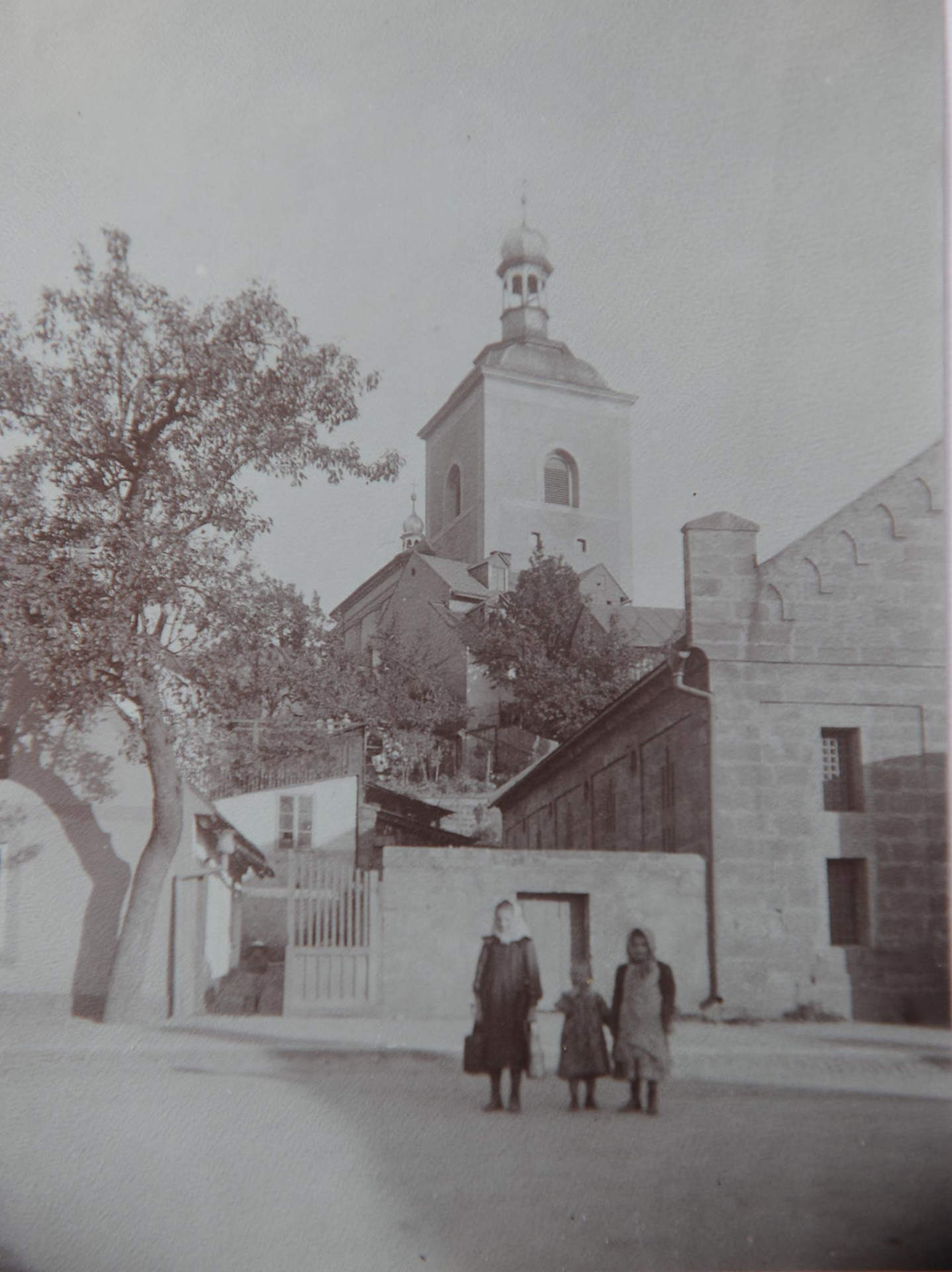 Dnes přidáváme fotografii z Trávnice. Na fotografii vidíte kamennou hospodářskou budovu postavenou firmou Pivovar Táborský asi v 60. letech 19. století – před rokem 1870. V pozadí se tyčí jedna z dominant našeho města – kostel sv. Mikuláše. Foto: Šimon J. Archiv: Muzeum Českého ráje Datace: kolem r. 1900