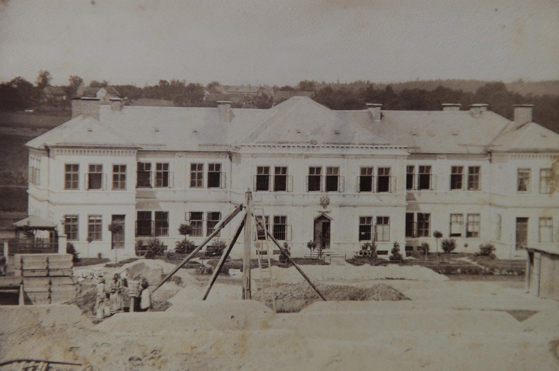 Tentokrát se díváme na stavbu 🏗️ budovy turnovských kasáren. Náklady na výstavbu stály celých 87'000 zlatých 💰 a dokončeny byly roku 1887. Staly se sídlem pro 3. prapor císařsko-královského zeměbraneckého pluku č.10 ⚔️. Později k budově přibyla budova větší a obě budovy tomuto pluku sloužily až do konce Velké války 💥.  Po skončení války pluk zanikl a místo něj prostory turnovských kasáren začala využívat vznikající československá armáda 🇨🇿️ a to až do roku 1968. Tehdy v kasárnách začala úřadovat a bratrskou pomoc poskytovat obrněná pěst dělnické třídy 😈.  V devadesátých letech byly obě budovy opraveny a přizpůsobeny svému novému účelu coby domov III. Základní škole 👩🏫, které se dodnes přezdívá "kasárna". Budova na fotografii slouží především prvnímu stupni, ve větší budově pak sídlí převážně druhý stupeň a specializované učebny