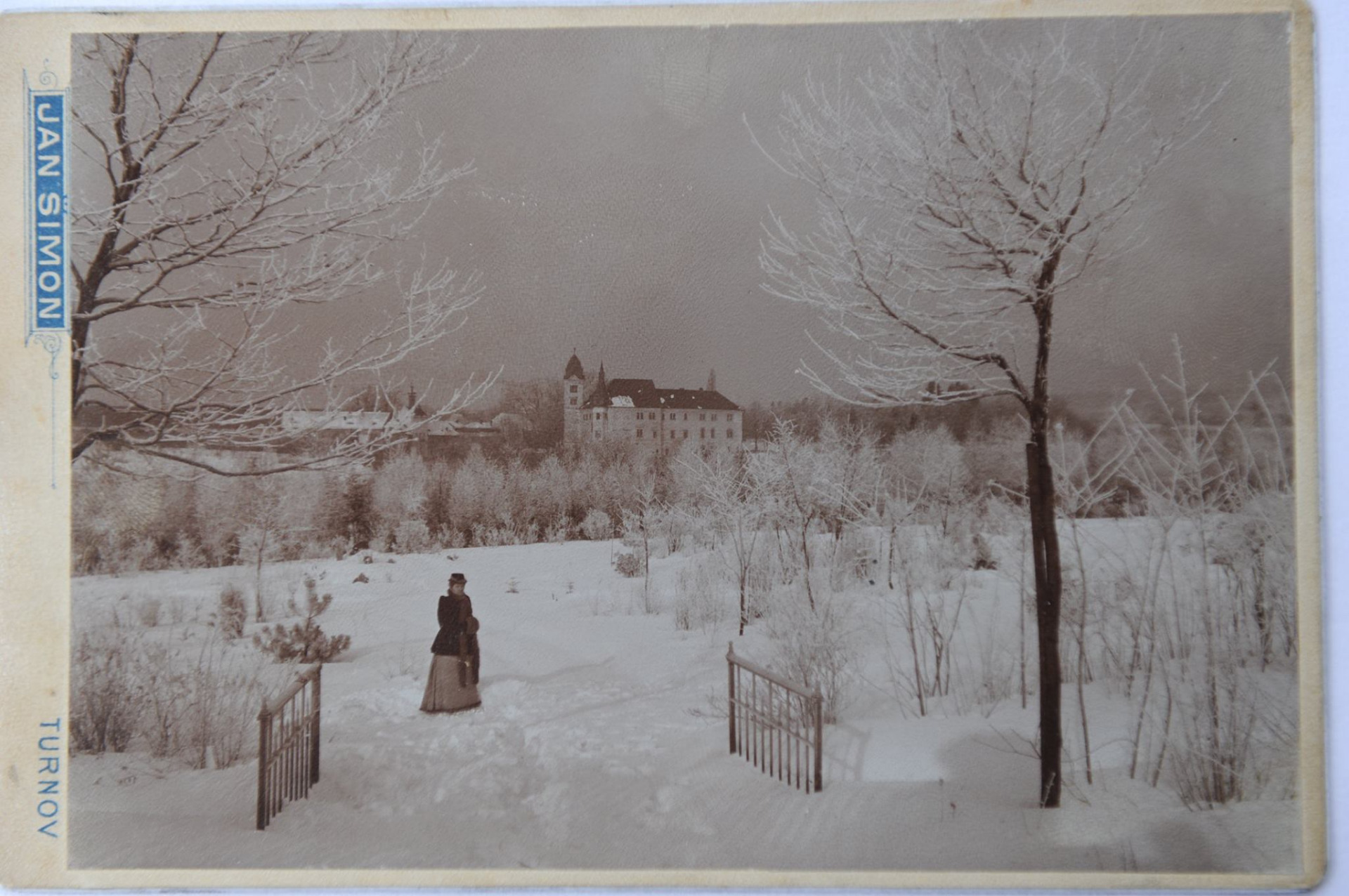 Pohled na zámek Hrubý Rohozec 🏰💒  I když si letní horké dny vychutnáváme plnými doušky, vůbec by nám nevadilo, kdyby se alespoň trochu ochladilo. Pro ty jedince, co už mají vedra dost a těší se na zimu, přidáváme níže fotografii. Fotografie pochází z roku 1893.  Jestli hledáte ideální místo, kde se ochladit, zavítejte právě na zámek Hrubý Rohozec na prohlídku třetího okruhu při kterém se podíváte do zámeckých sklepů, kde je příjemných 14 °C. 👍☀️🌞🌬️☃️  Foto: J. Šimon, Turnov. Zdroj: archiv – Muzeum Českého ráje v Turnově.