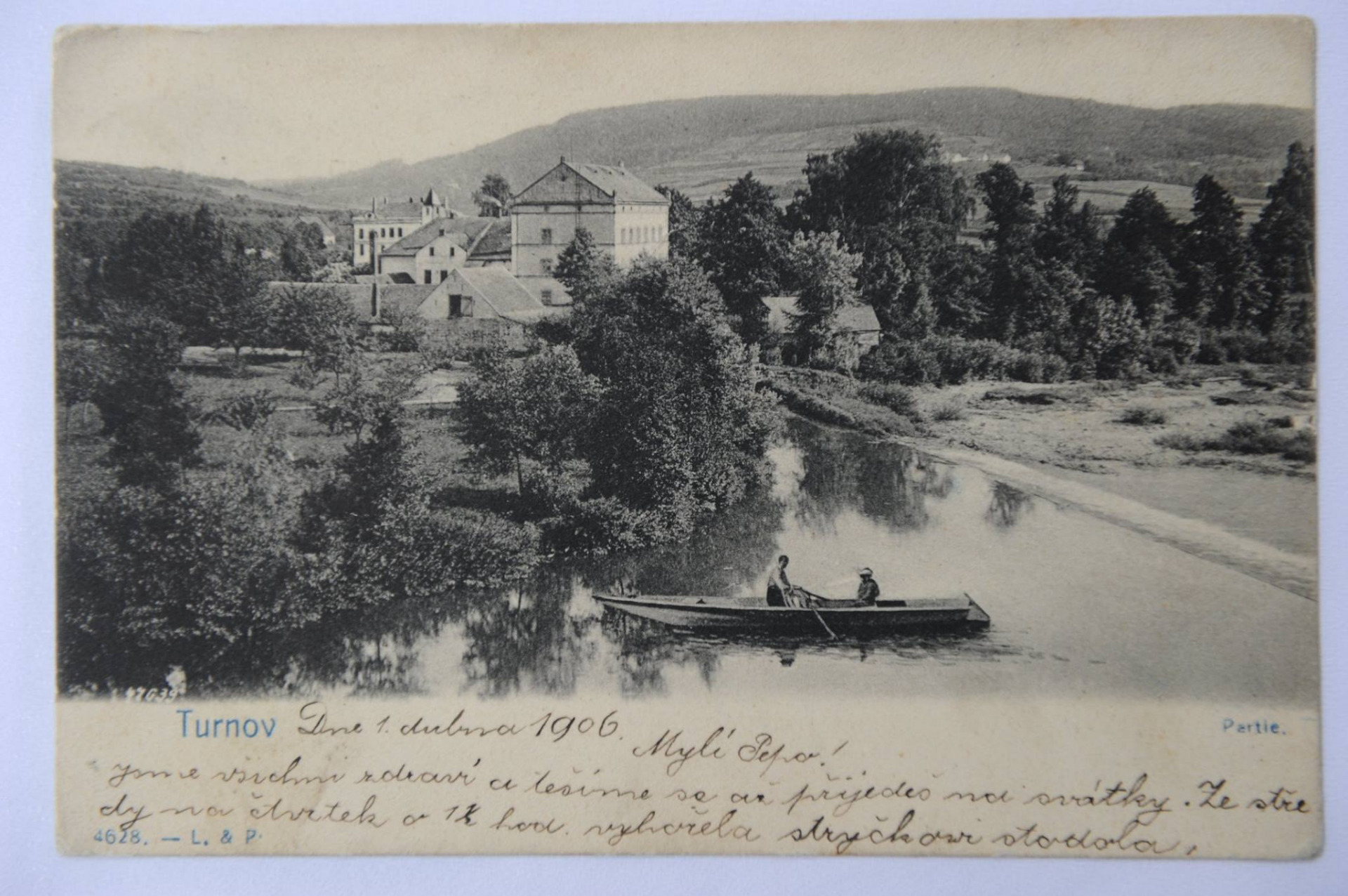 Tentokrát se společně osvěžíme pohledem na turnovský jez. Horké letní dny na nás v poslední době dosti útočí, proto mějte příjemný den a běžte se někam smočit! 🌊💧⛱️ Fotografie pochází z roku 1906. Archiv: Muzeum Českého ráje v Turnově.