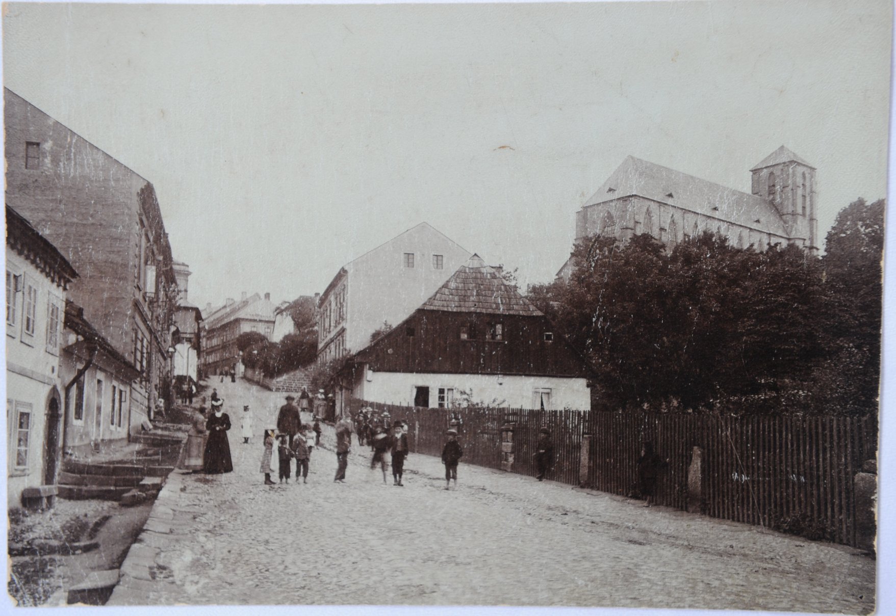 Společně se podíváme do historie na to, jak vypadala Markova ulice kolem roku 1900.  Vpravo se tyčí Mariánský kostel (vybudován kol. r. 1835), pozemek budoucí budovy Střelnice (postavena v roce 1903) a vpravo dole vidíte hostinec Na staré rychtě.  Foto: Šimon J. (archiv: Muzeum Českého ráje v Turnově).