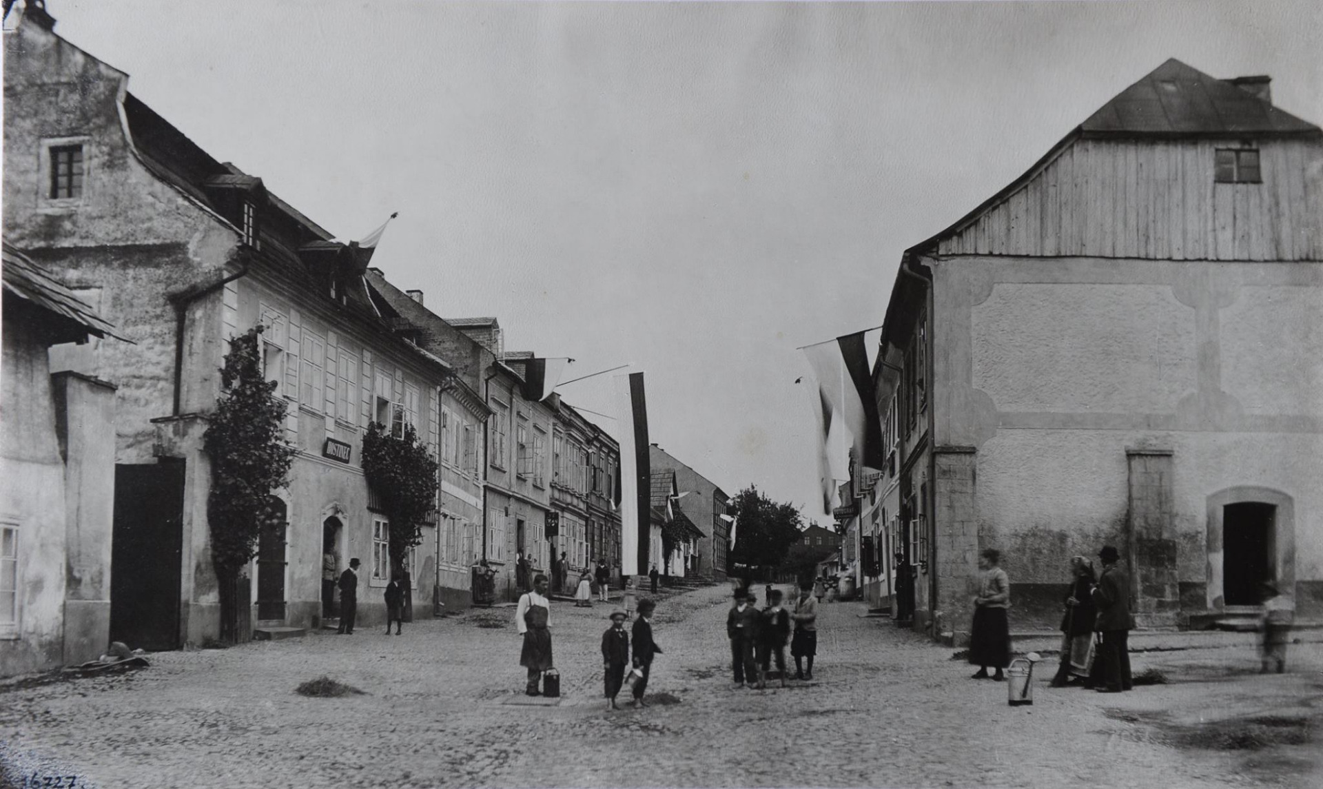 Díváme se do ulice směrem od Havlíčkova náměstí nahoru. Vpravo je umístěna firma fotografa J. Šimona.  Foto: Linhart V. J., Turnov (archiv: Muzeum Českého ráje v Turnově).