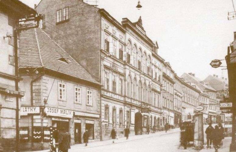 Dnes se podíváme do Hluboké ulice. Pohled od nárožního domu čp. 147, před stavbou obchodního domu firmy Baťa, tzn. před r. 1930. Vlevo stojí městský dům Slavie, původní sídlo Městské záložny. Vpravo se nachází čerpadlo benzínové pumpy. Autor fotografie: Marie Šimonová.