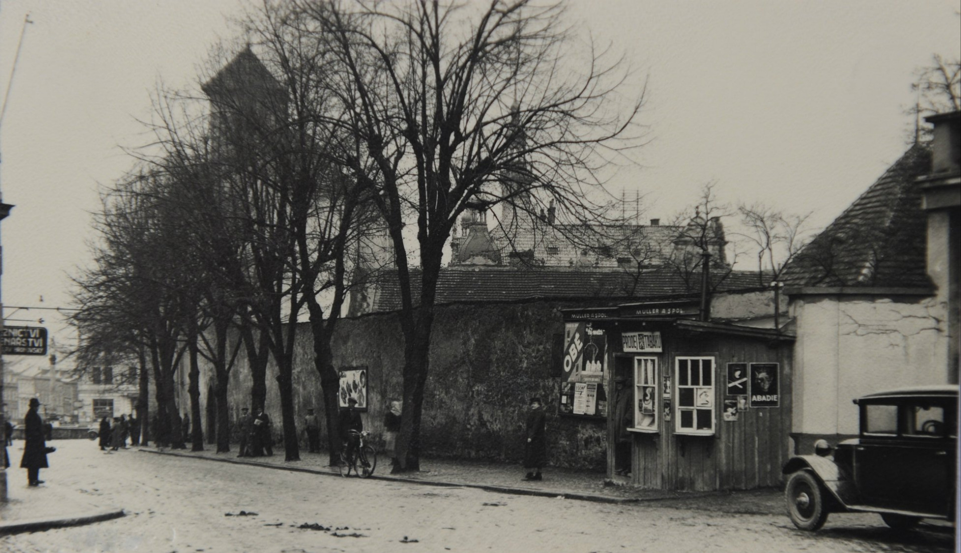 snímek ulice 5. května, který zachycuje pohled na zeď klášterní zahrady před stavební úpravou a rozšířením dřívější Riegrovy ulice v roce 1939.  Zdroj: Muzeum Českého ráje v Turnově