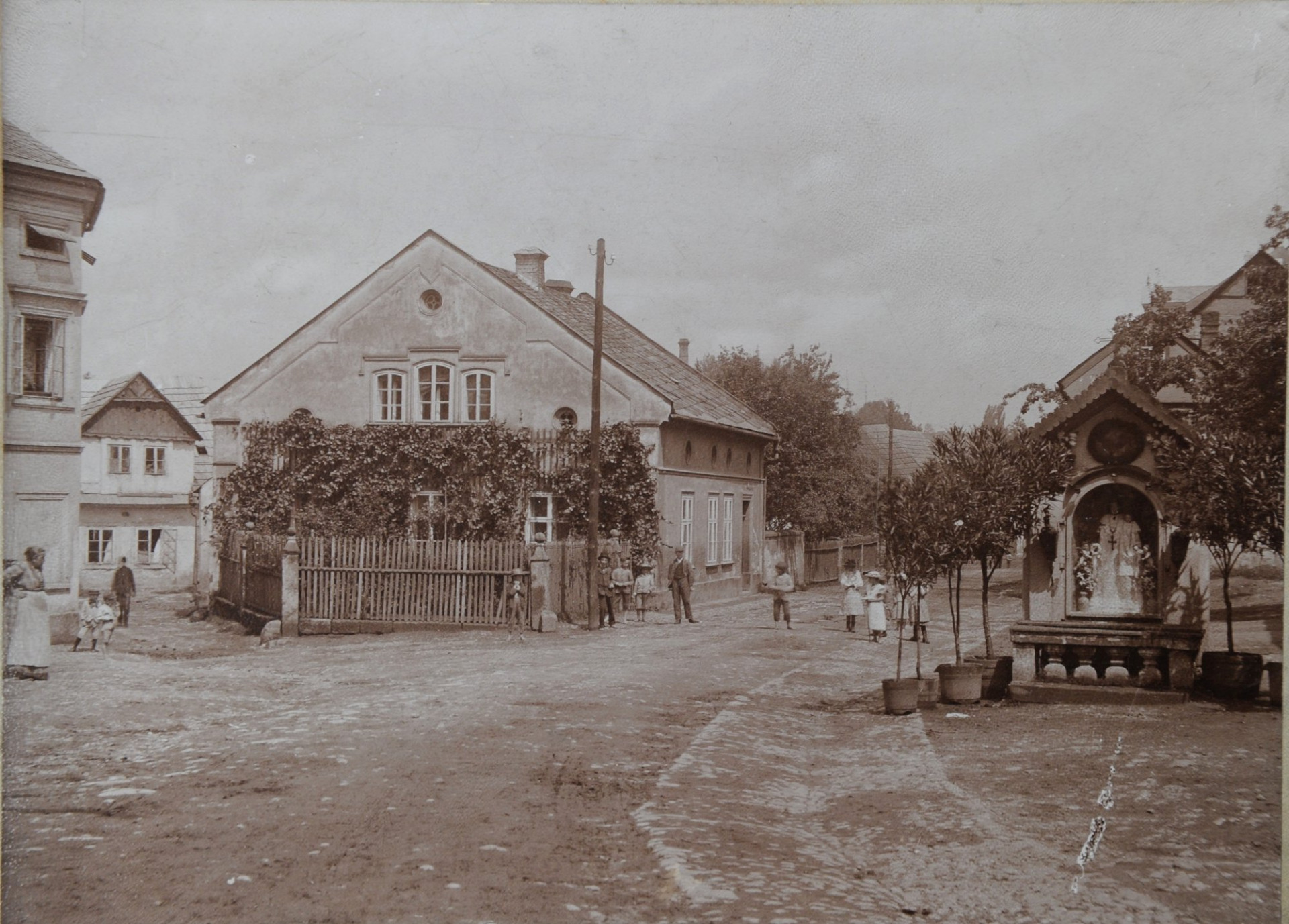 oto místo se dnes tomu na fotografii už moc nepodobá. Zbourán byl dům č.p. 173, který je na fotografii zachycen a nenajdete zde ani kapličku Panny Marie. Jedná se o fotografii ulice Trávnice v místech u dnešního starého kina č.p. 488. Dům na fotografii byl zbourán již roku 1900.  Zdroj: Muzeum Českého ráje v Turnově