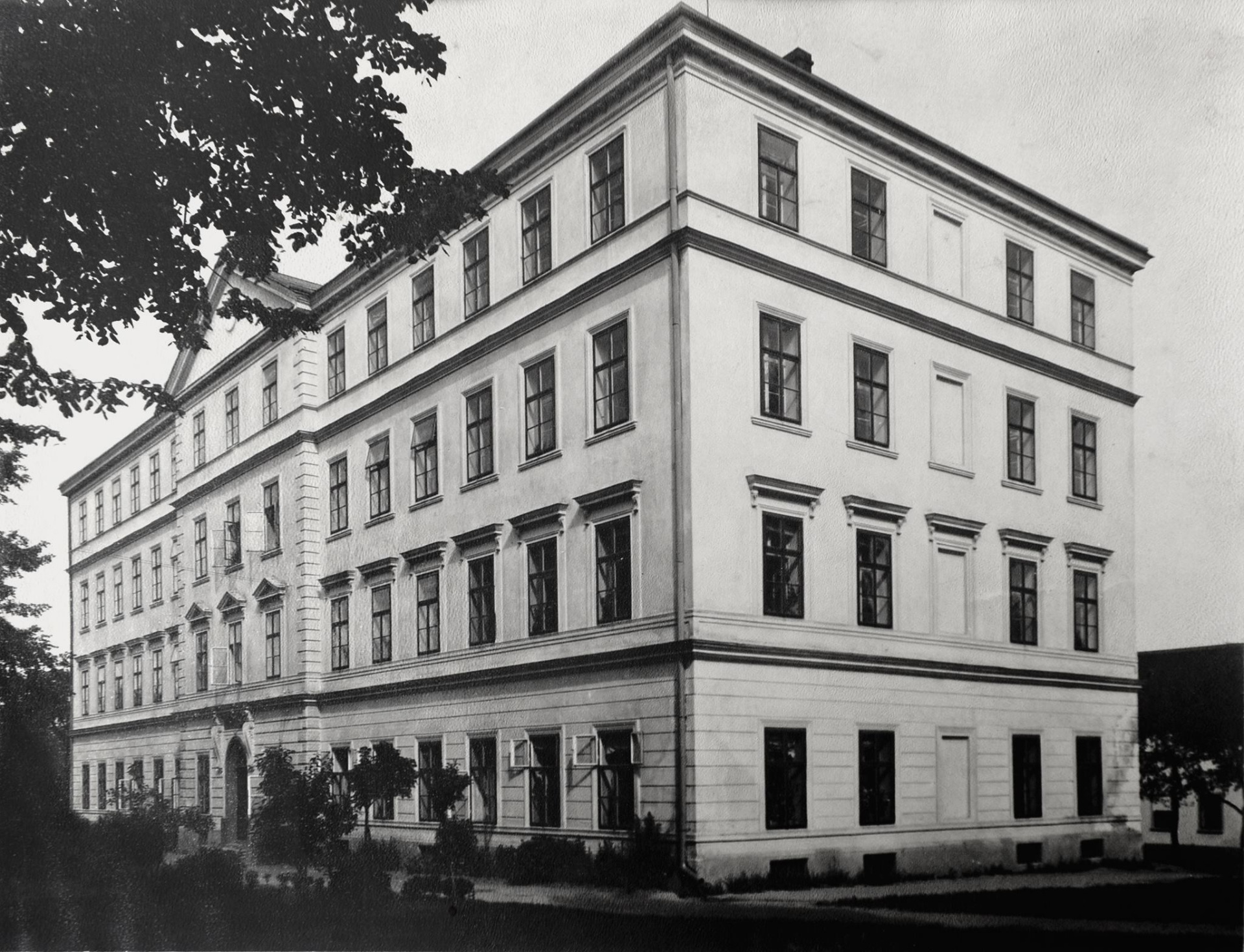 fotografie z roku 1898 - Býv. kasárna /vojákoval tam můj otec!, sirotčinec, také myslím škola dívčí,internát při OAHŠ Turnov a pak různé organizace vč. Měst. policie , nyní budova předělaná pro MÚ.  (komentář Dana Šimůnková)