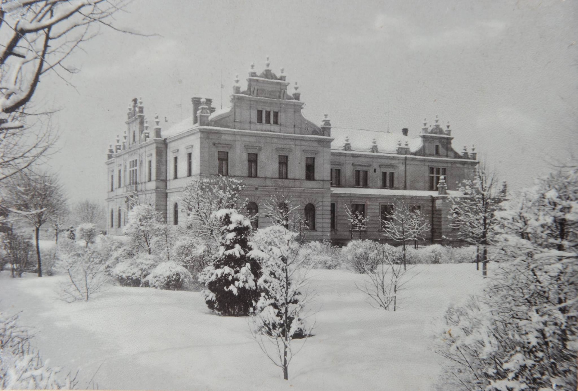 krásný pohled na zasněženou turnovskou Sokolovnu.❄️🏫 Fotografie byla pořízena mezi lety 1898 a 1906. Budovu Sokolovny ve Skálově ulici otevřeli sokolové slavnostně 28. a 29. května roku 1898. Projekt stavby zpracoval pražský architekt Alois Jan Čenský s rozpočtem 47 tisíc korun. Tyto pro jednotu vysoké náklady musely být sníženy téměř o deset tisíc korun a provedením stavby byl pověřen turnovský stavitel Karel Knop. Stavební materiál částečně darovali členové jednoty.  Slavnostní výzdobu reprezentativních místností pořídil malíř Jan Prousek, nechyběly busty Fügnera a Tyrše, ani jména slavných turnovských rodáků. Sokolovna se tak stala první reprezentativní budovou ve městě.👏😊  Zdroj: archiv Muzea Českého ráje v Turnově