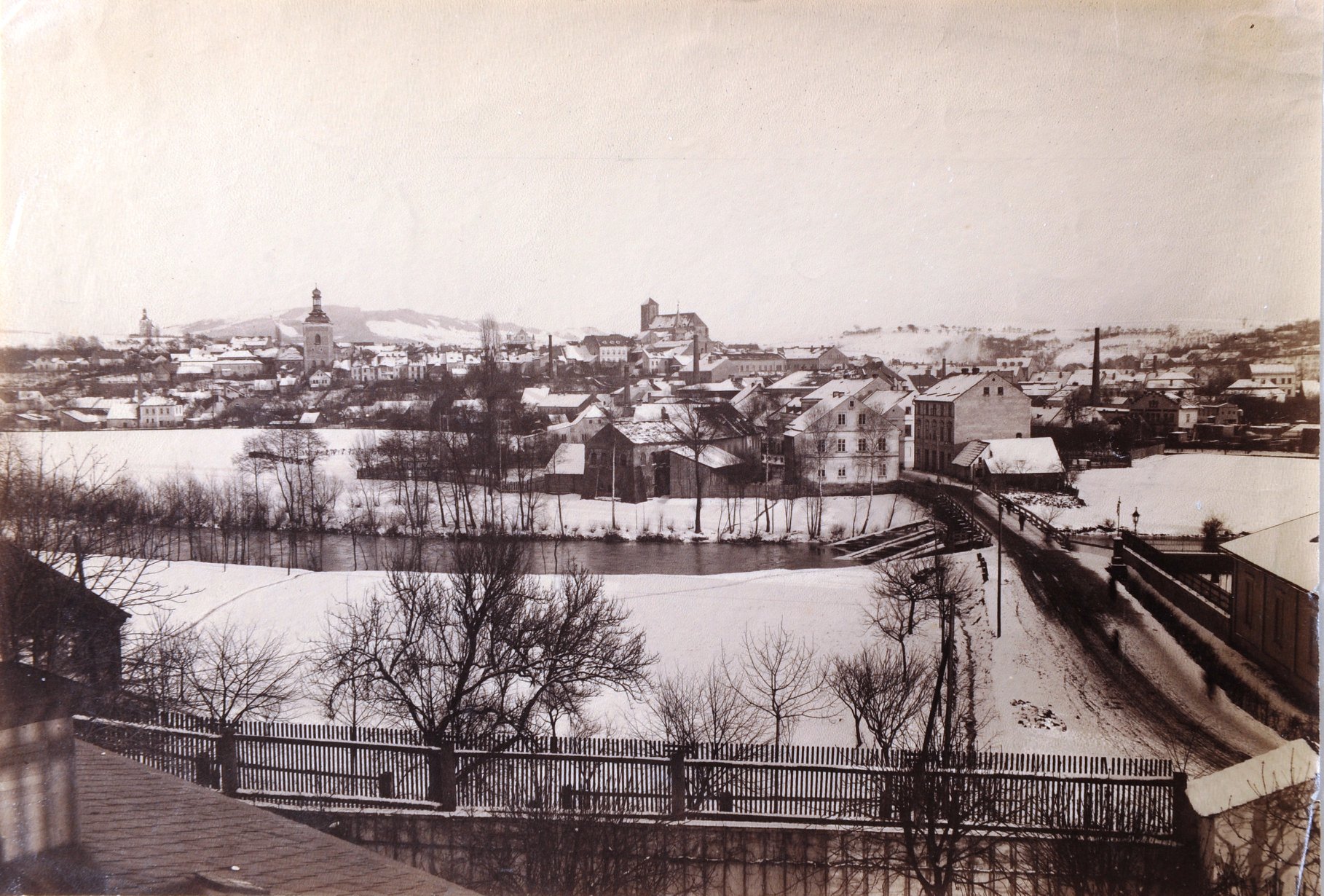 Pohled na město z Kotlerova nábřeží přes velký most. Přesná datace této fotografie není známá, ale pochází pravděpodobně z konce 19. století.  Zdroj: archiv Muzea Českého ráje