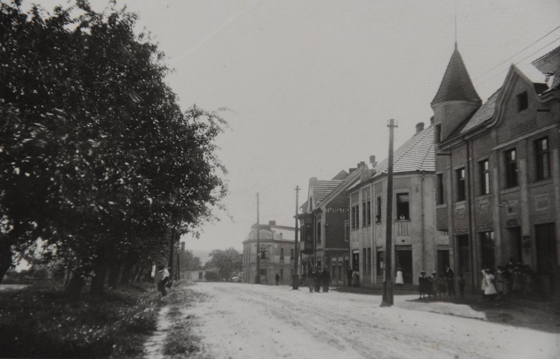 Dnes se podíváme do historie dnešní Nádražní ulice. Na fotografii vidíte, mimo jiné, budovu Turistické poptavárny. Všimněte si poslední, dnes již neexistující budovy, která musela ustoupit stavbě obchvatu.  Datace: kolem roku 1900 Zdroj: archiv Muzea Českého ráje