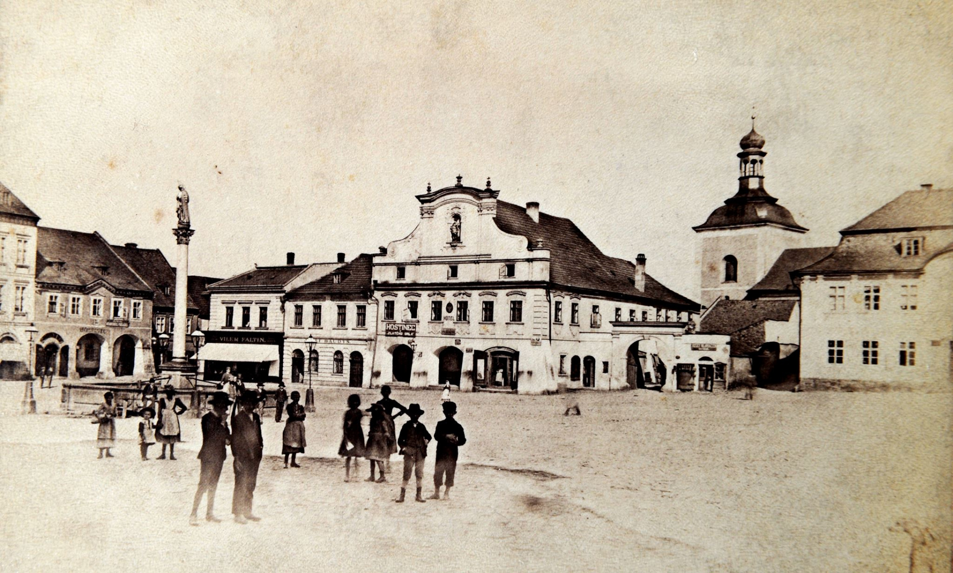 náměstí z konce 19. století. Čtyři ze zachycených budov již dnes neexistují, v průběhu uplynulých víc jak 120 let postupně mizely a na jejich místech byly vystavěny jiné. 🏗 Zároveň si lze všimnout části podloubí, které na našem náměstí bývalo. Ačkoliv dům s podloubím stojí dodnes, podloubí samo lze najít jen na starých fotografiích, jako je tato. 🕵️♀️  Foto J.Šimon archiv Muzea Českého ráje