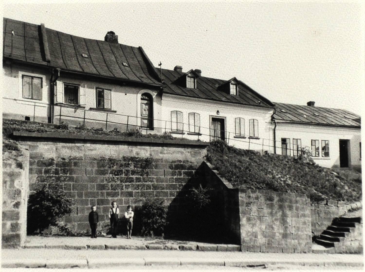 na fotografii je zachycená Markova ulice. V roce 1937 prošla úpravou a přestavbou zeď, nad níž stojí vyvýšené domy, a přesunulo se i schodiště k domům vedoucí. Fotografie tedy byla pořízena před rokem 1937⏳.  foto: Sochor archiv Muzeum Českého ráje