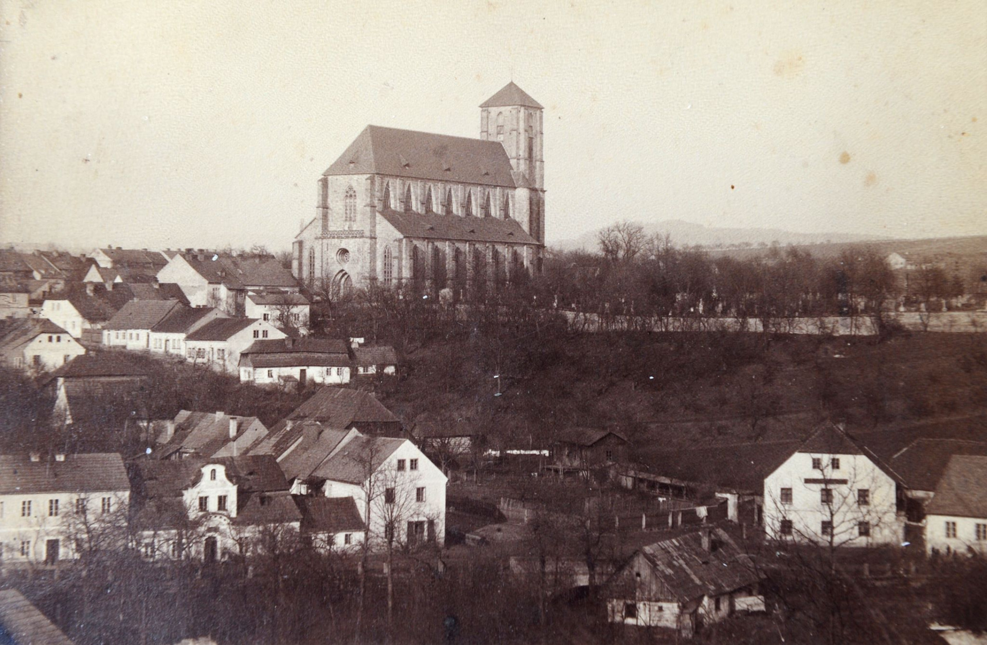 pohled do historie Turnova nám ukazuje panorama, které již neuvidíme. Fotografie byla pořízena na konci 19. století a zachycuje Markovu ulici ještě před výstavbou budovy Střelnice (začala se stavět roku 1902), dokonce i sousední dům č.p.8 (který je o několik let starší než Střelnice) na fotografii chybí.  Namísto Střelnice lze vidět střechu hospůdky Na Staré rychtě, za níž se v malé dřevěné stodole nacházela pro potřeby místního střeleckého spolku "střelnice". Z té šlo speciálním otvorem střílet do terče umístěného ve svahu pod hřbitovem.  Ani na zástavbu v dolní části Dvořákovy ulice se nám již takový výhled neotevírá, fotografie byla pořízena před vznikem celé řady domů stojících naproti domu U Raka. I samotný dům U Raka má mnohem zdobnější průčelí, než jaké se mu dochovalo do současnosti.  foto: archiv Muzea Českého ráje