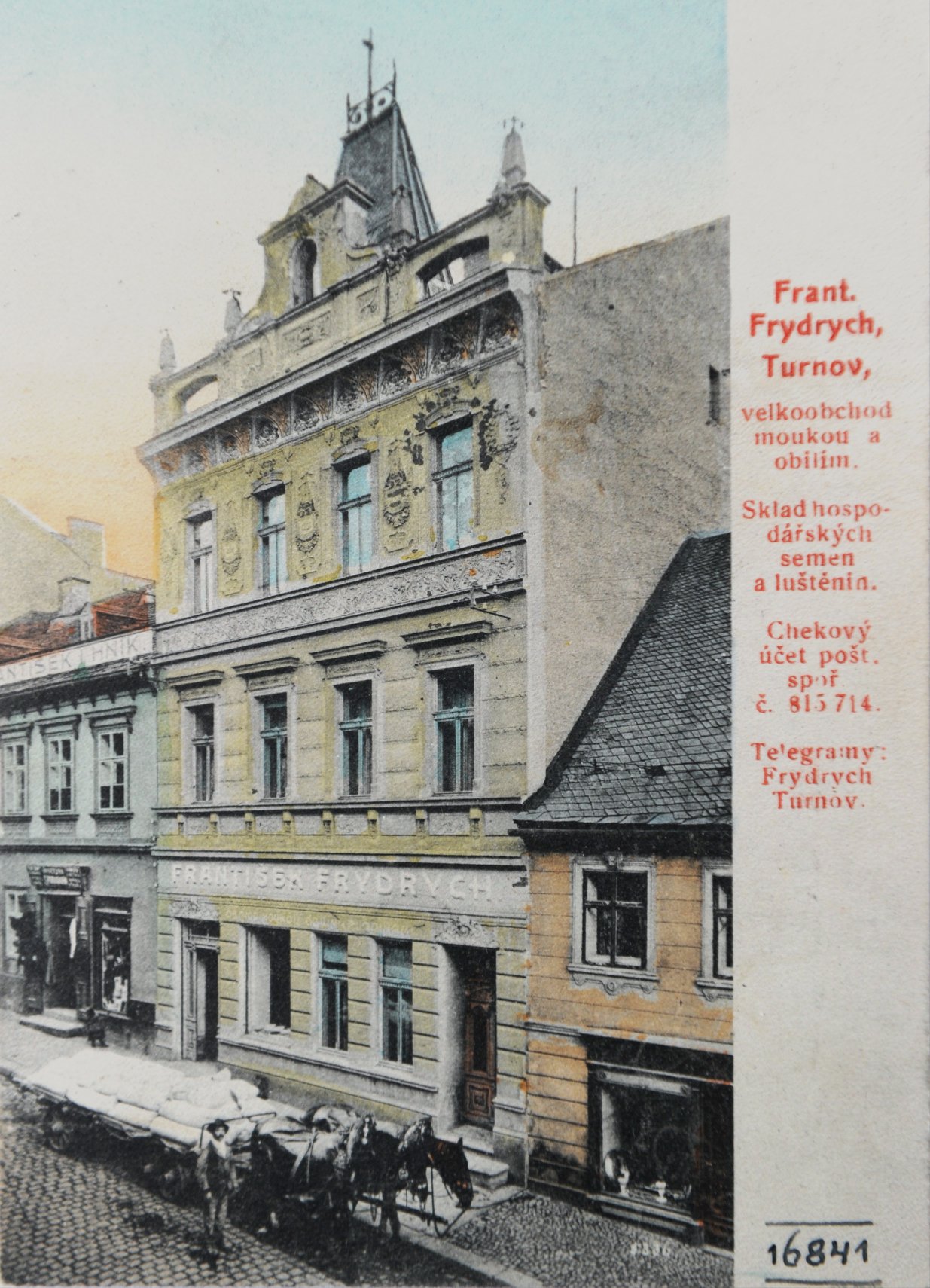 máme pro vás kolorovanou 👨🎨 fotografii z přelomu 19. a 20. století. Zachycena je na ní budova velkoobchodu s moukou pana Františka Frydrycha. Dům stojí dodnes, krom nápisu vypadá dokonce stále stejně.  jedná o dům č.p. 249 v Sobotecké ulici, kde jsou dnes Potraviny Domino.  🤷♀️ 🤷♂️ t🔎  Kolorovaná pohlednice byla vydaná nákladem Fr. Frydrycha. Archiv: Muzeum Českého ráje v Turnově