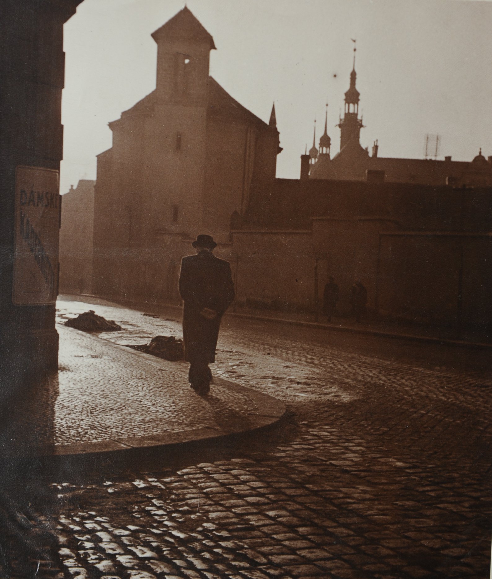 náladový večerní snímek. 🌇Pohledem do ulice 5. května směrem k náměstí z dolního rohu Havlíčkova náměstí. Fotografie byla pořízena po přestavbě klášterní zdi a čerstvé výsadbě stromů. Zdroj: archiv Muzea Českého ráje Datace: 1939