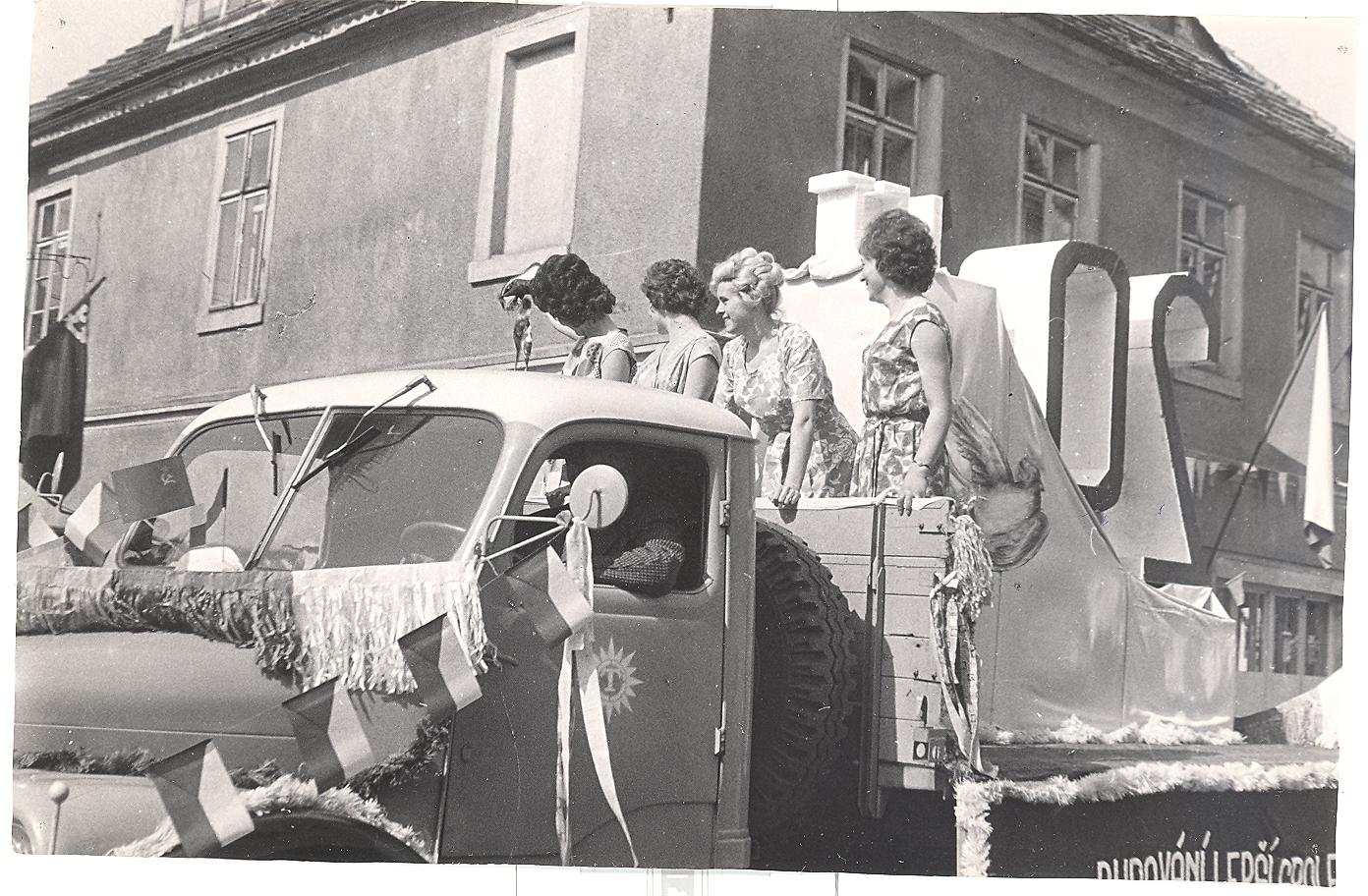 Rok 1965, přípravy na prvomájový průvod! (archiv Enjoy Frýdlant)