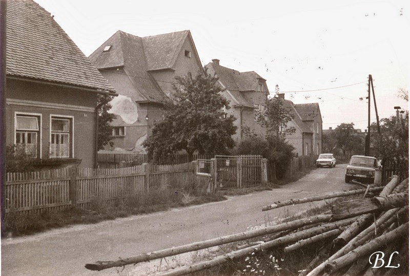 Dnes se vydáme do Dubice. Na snímku je ulice Polní před rokem 1976, kdy se museli obyvatelé odsud nuceně vystěhovat. Zástavba ustoupila výstavbě nových provozů Panelárny II a v těchto místech byla umístěna ubytovna. I zde žili lidé. A dnes si to mnoho současníků už ani nepamatuje... Více starších obrázků z Dubice na